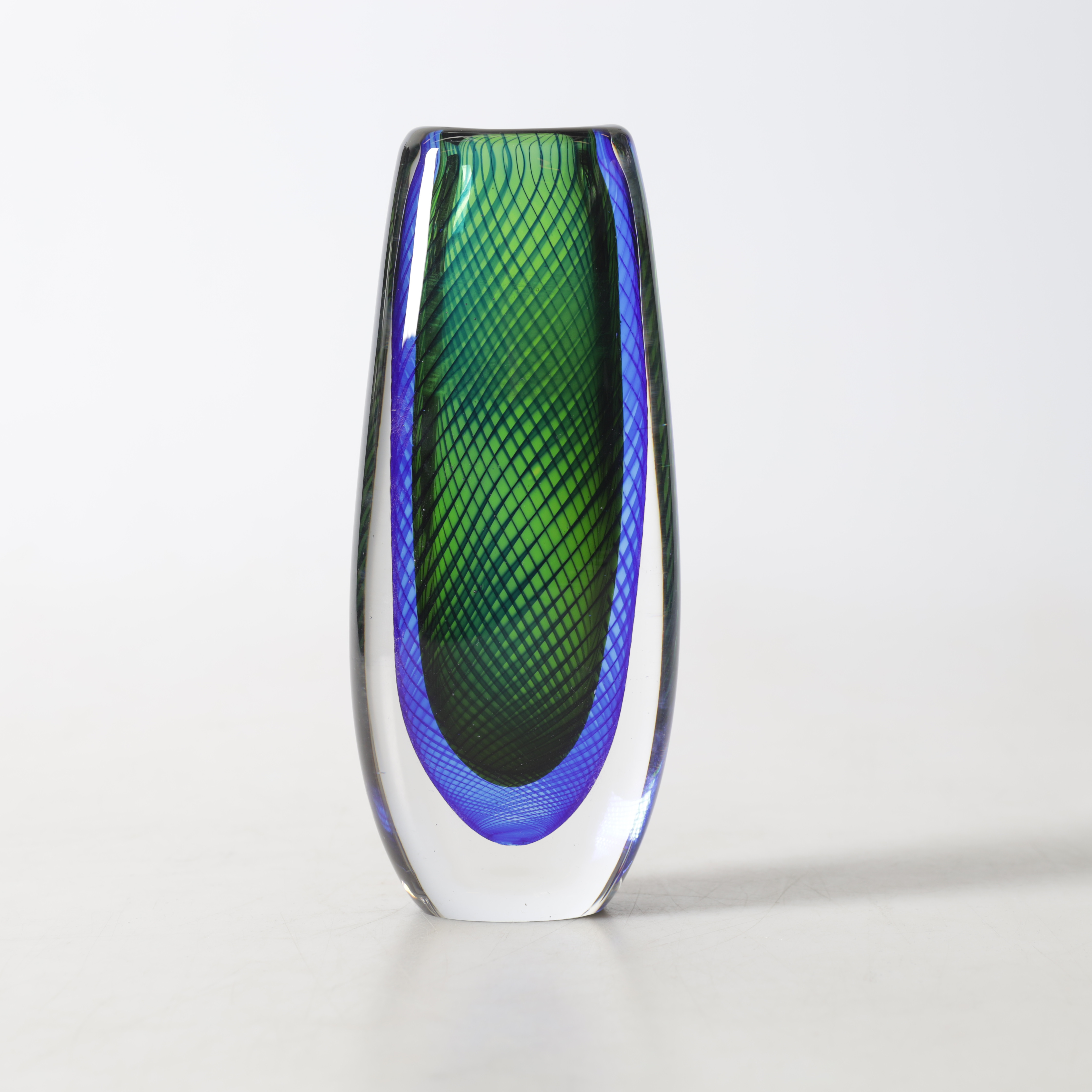 VICKE LINDSTRAND. Vas, glas, Kosta, signerad.