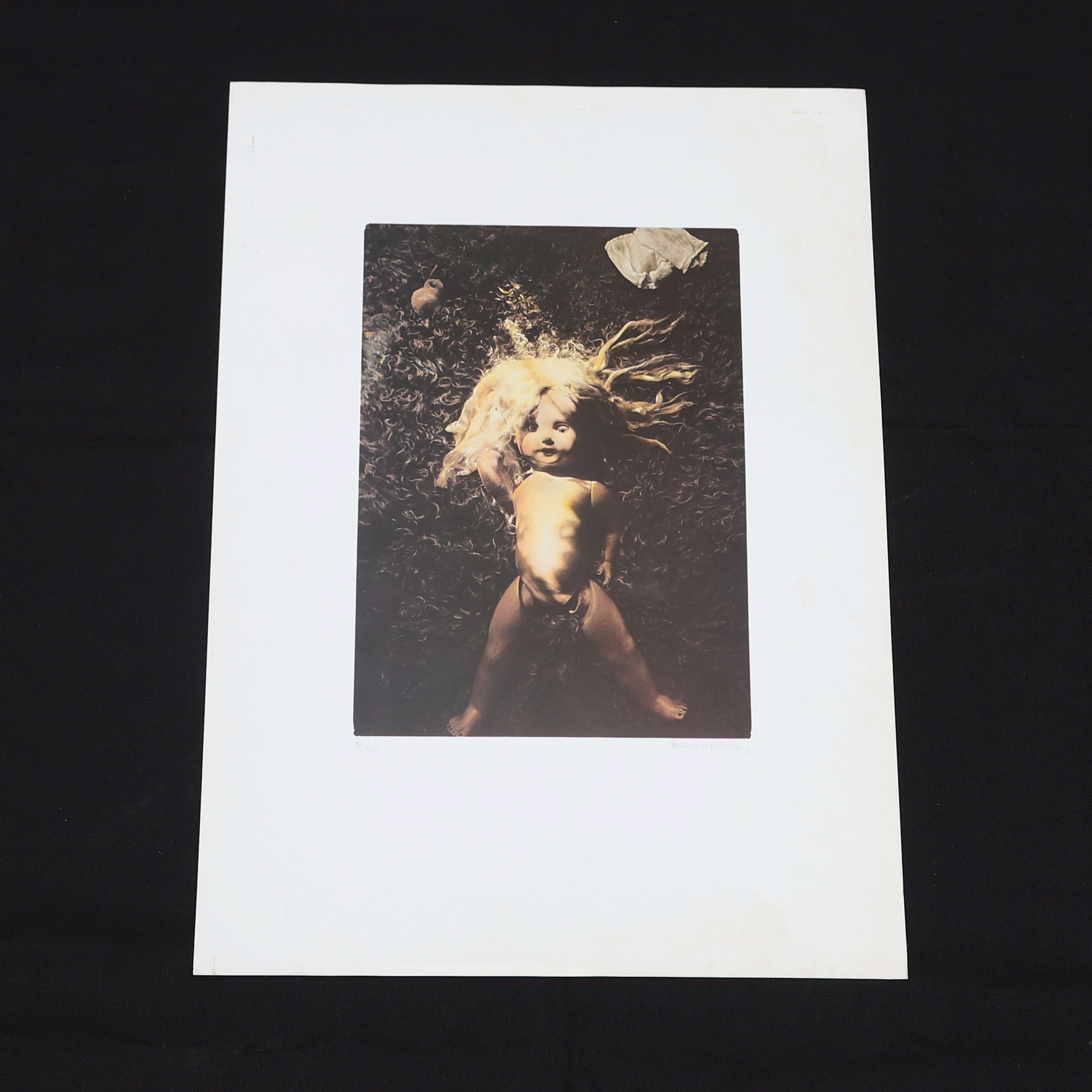 KARL-ROLAND SCHRÖTER. Fotografiskt tryck, docka, signerad och numrerad 90/100.