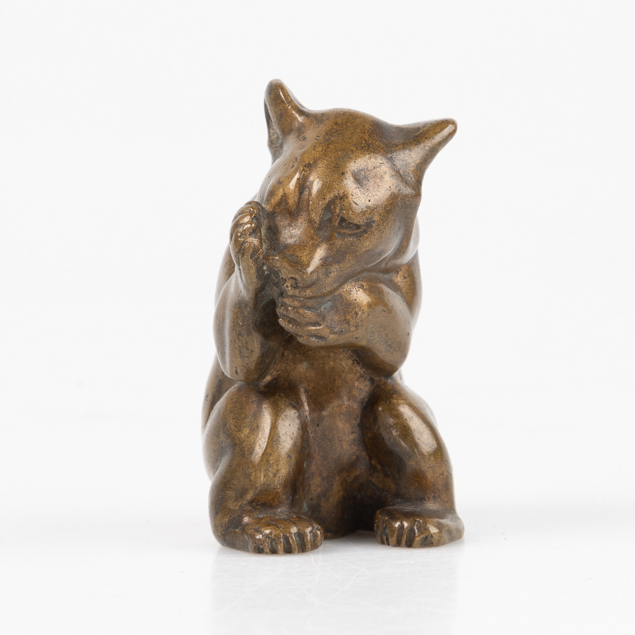 KNUD KYHN. TILLSKRIVEN. Sittande björnunge, brons.