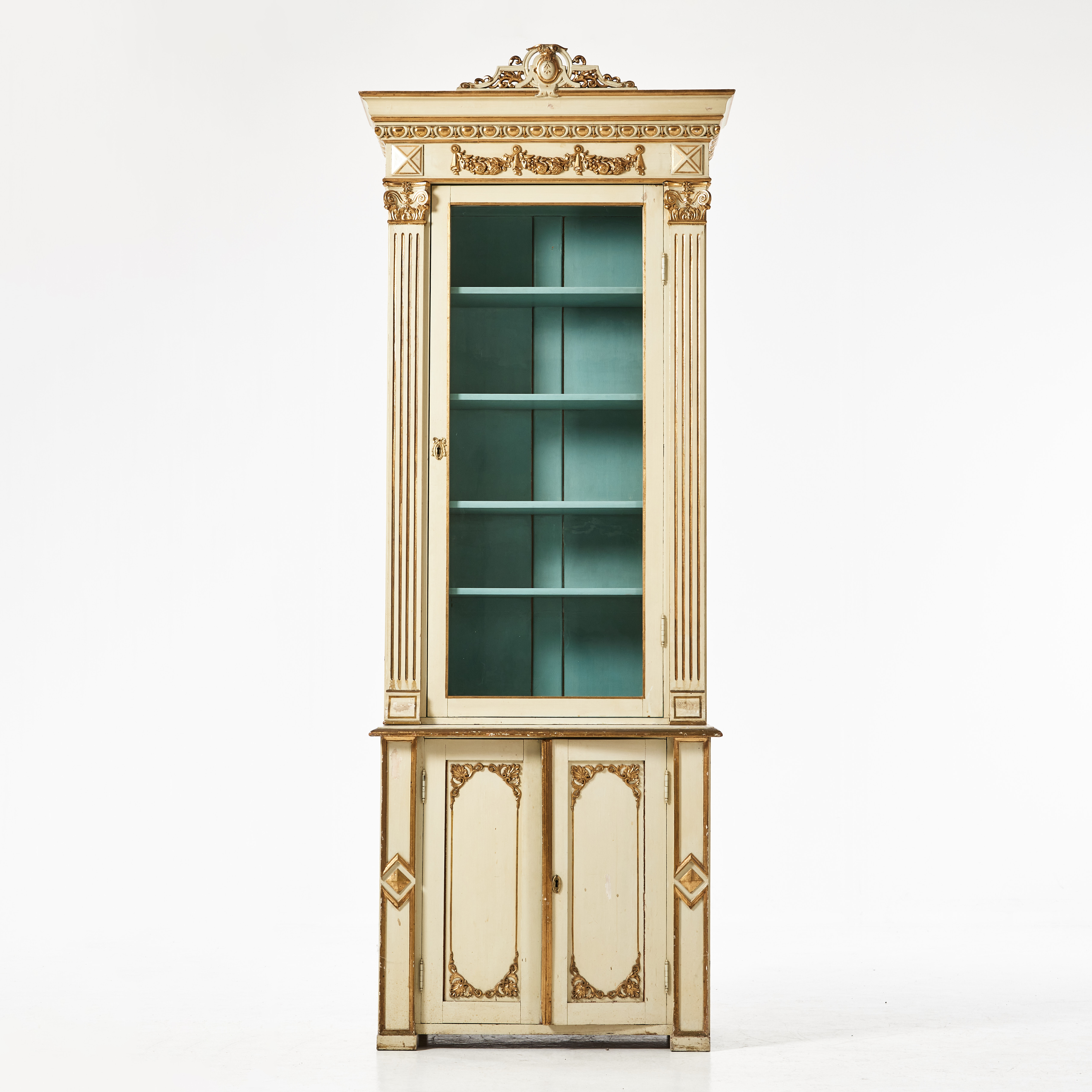 BOKSKÅP, 1800-talets andra hälft, nyrenässans, dekor med förgylld metall.