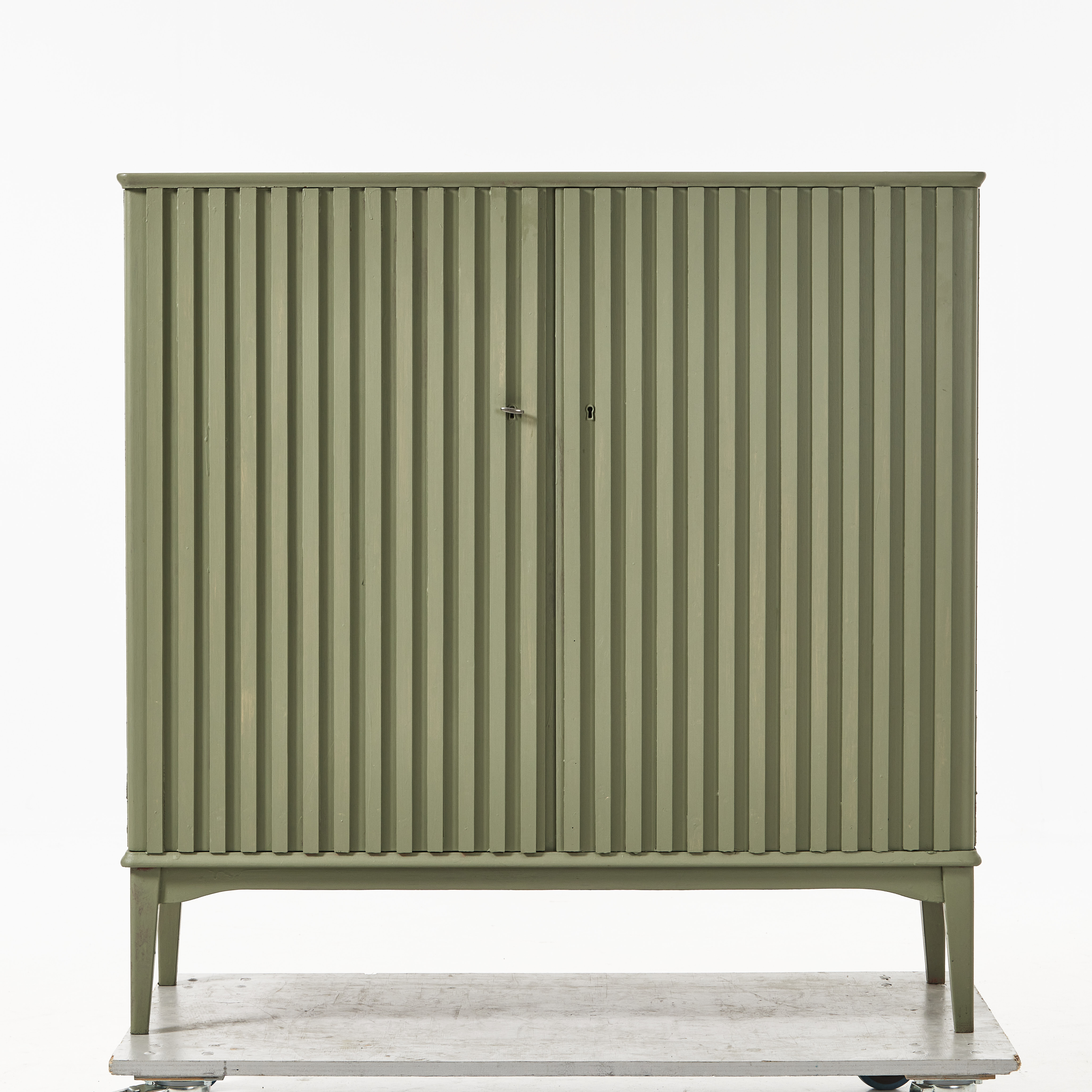 SKÅP, 1900-talets mitt, grönmålat, dörrar med ribbor, invändigt med hyllor och lådor.