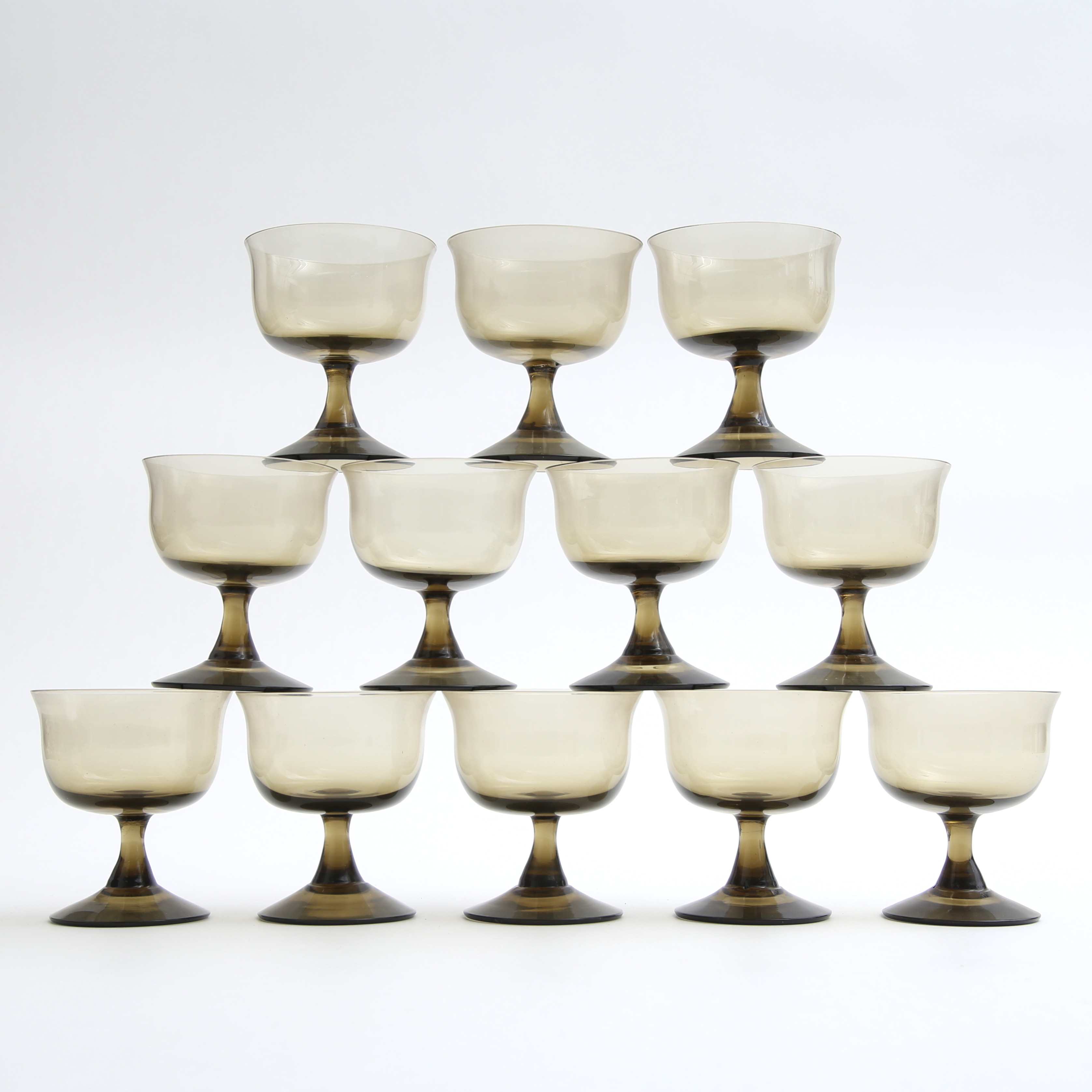 COUPESKÅLAR, 12 st, tonat glas, 1900-tal.