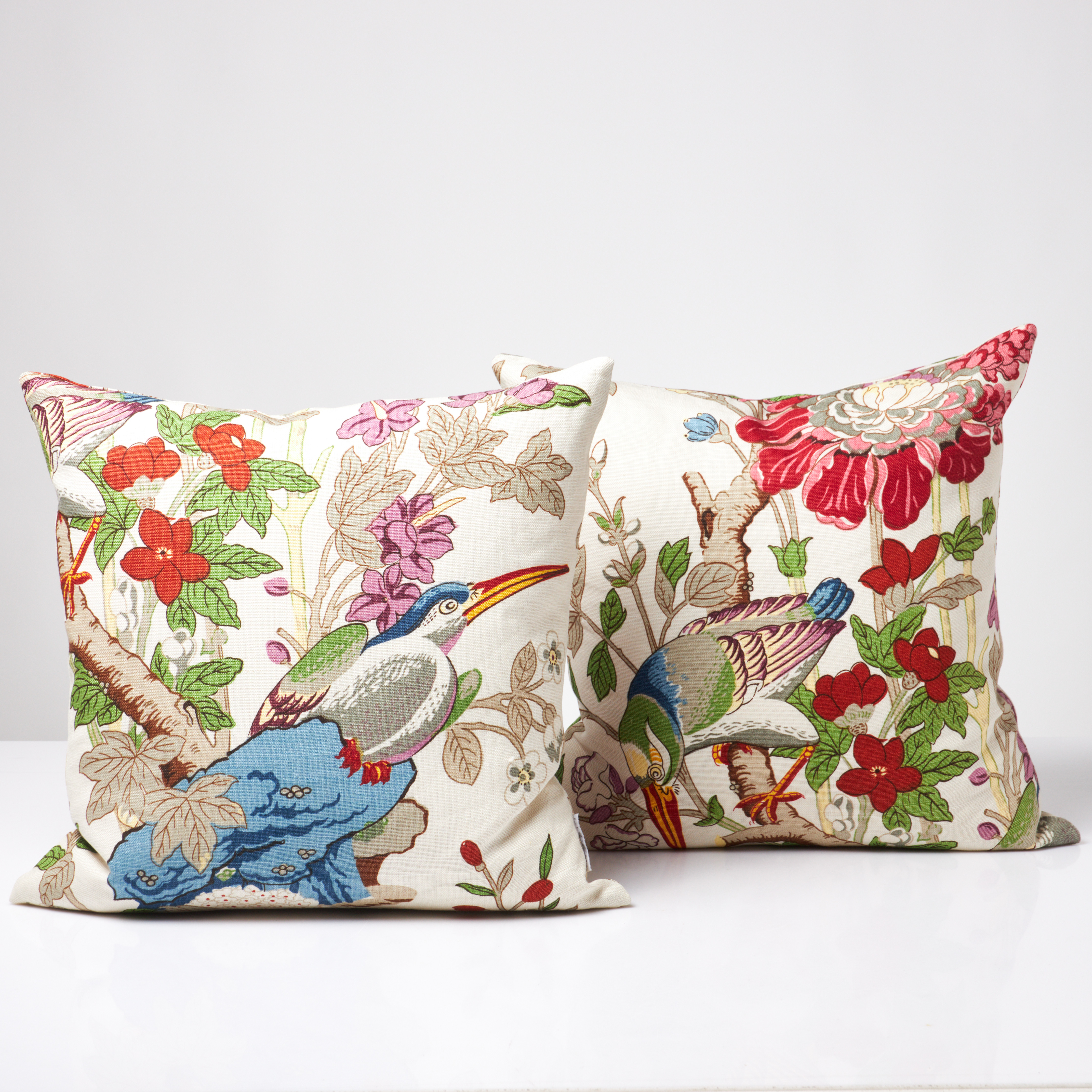 KUDDAR. 2 st, textil "Toucans" från GP&J Baker, inköpt på Firma Svenskt Tenn, etikettmärkta.