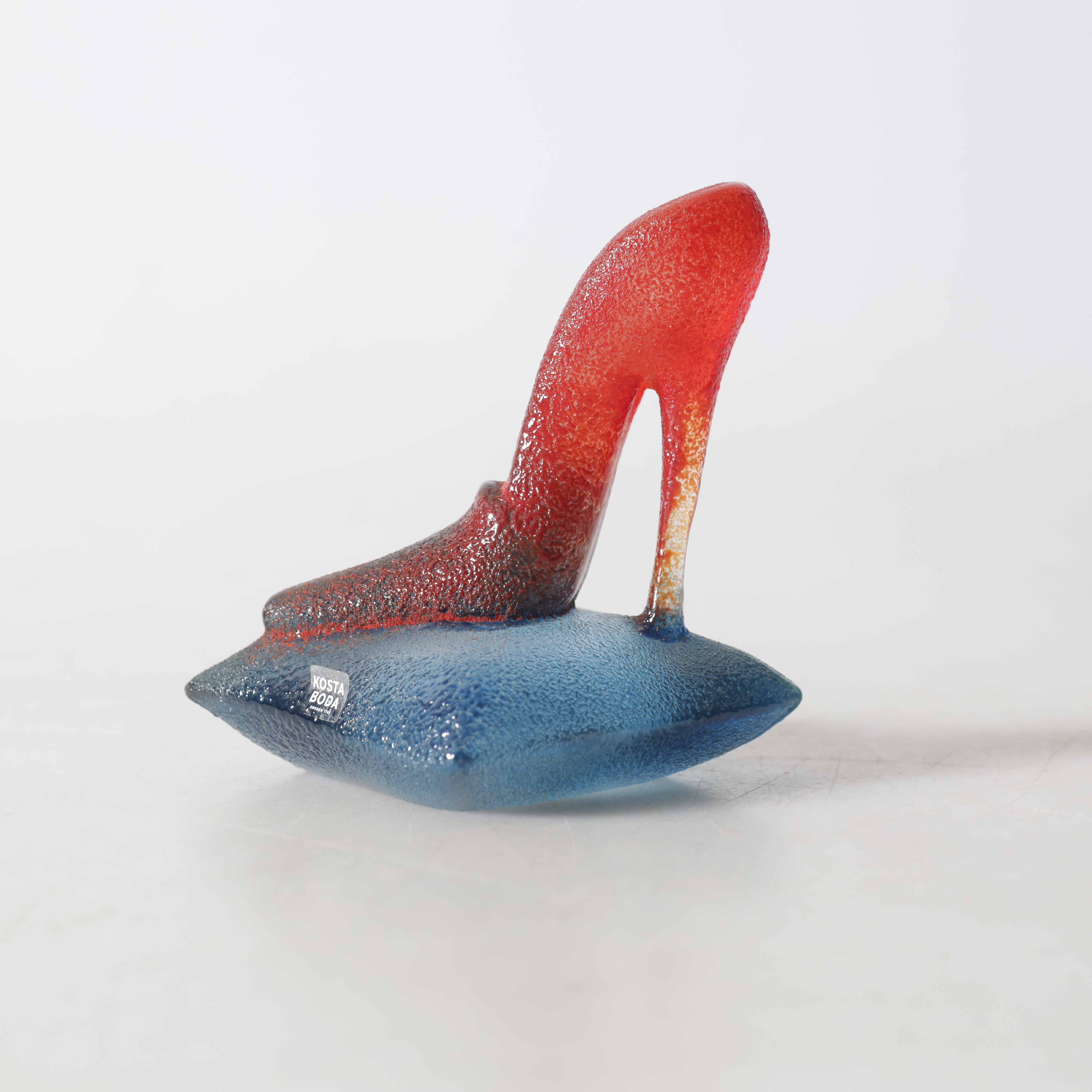 KJELL ENGMAN. Skulptur, glas, "Catwalk", Kosta Boda, signerad.