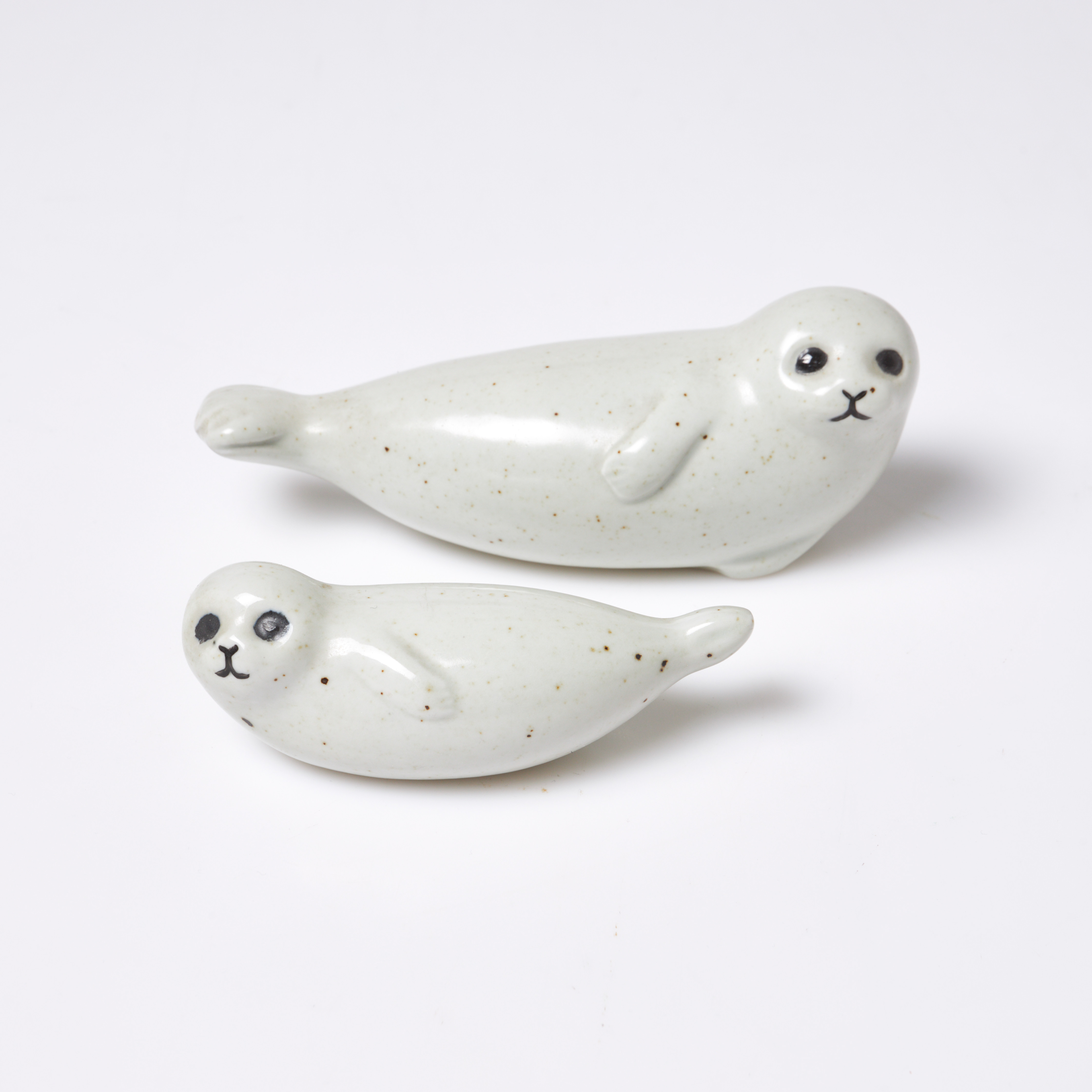 LISA LARSON. Figuriner, 2 st, sälar, stengods, Gustavsberg, ur serien "Skansen".