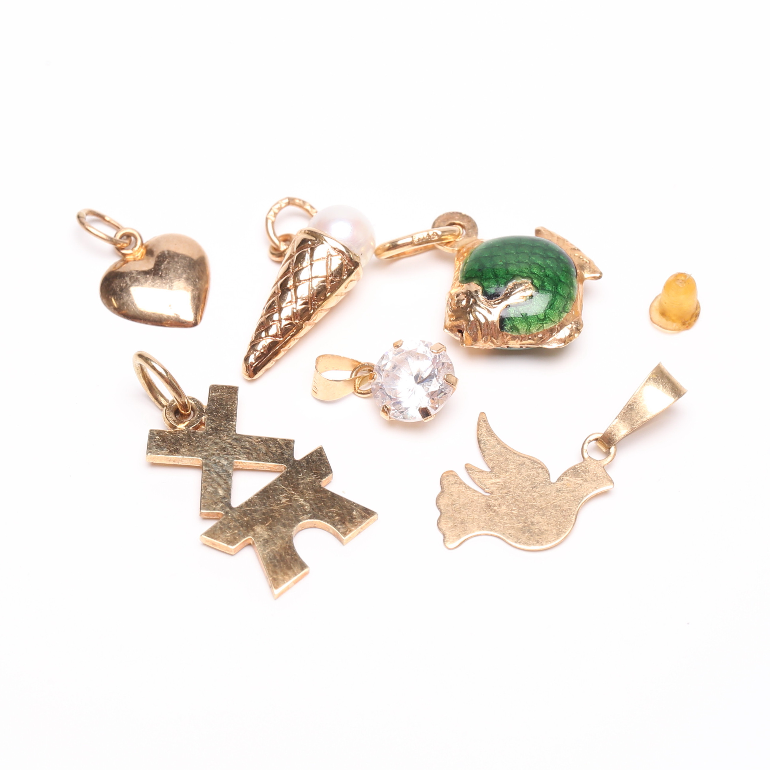 BERLOCKER/HÄNGEN, 6 st, 14k samt 18k guld, vikt ca 4,2 gram.