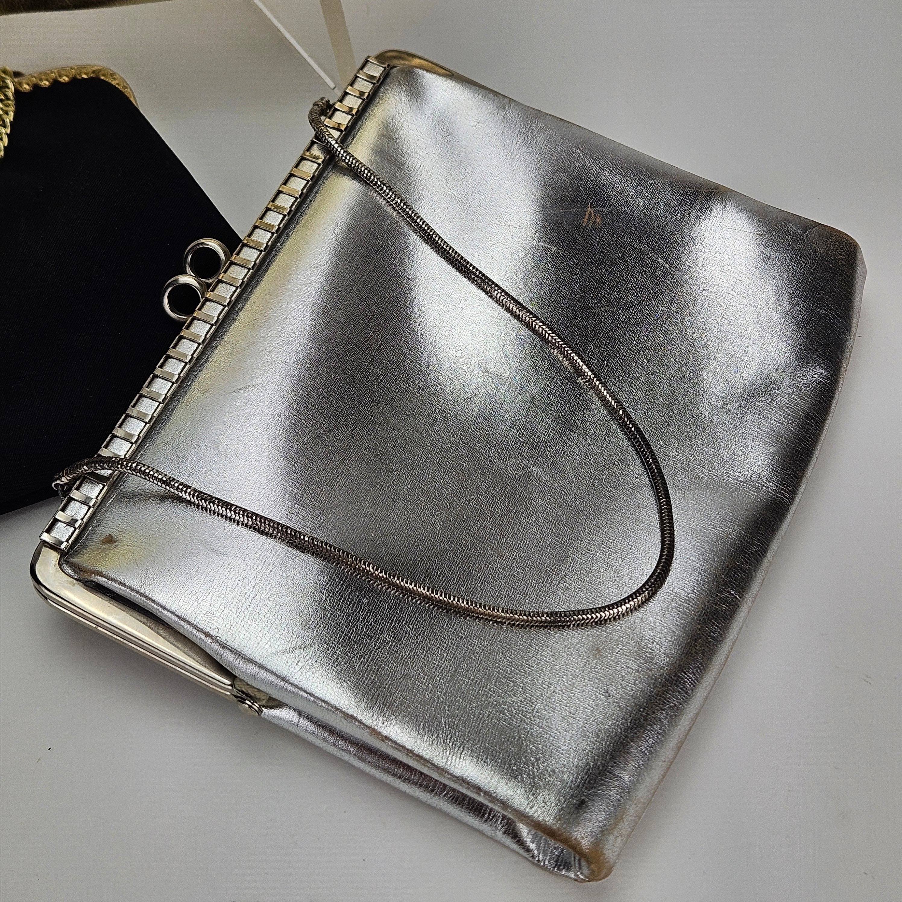 HANDVÄSKOR, 3 st, bland annat Kobo.