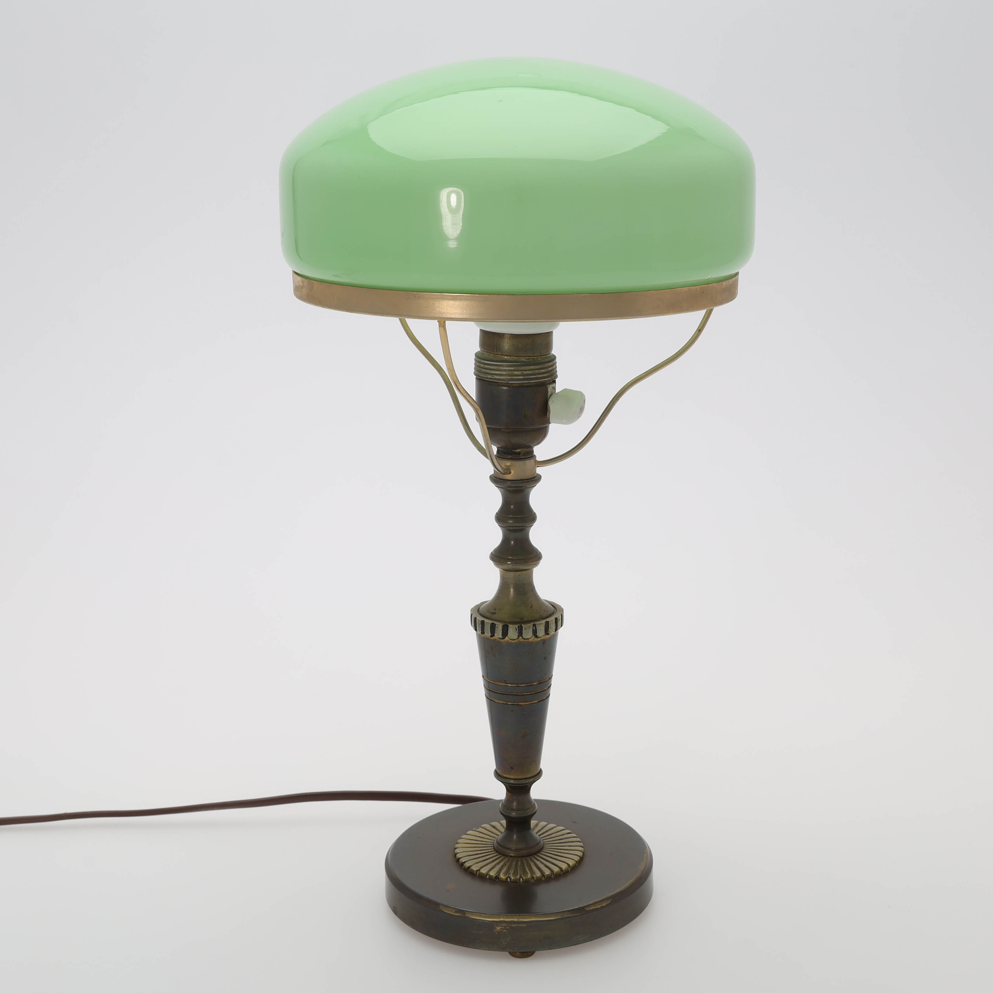 BORDSLAMPA, färgat glas & mässing, strindbergslampa, 1900-talets första hälft.