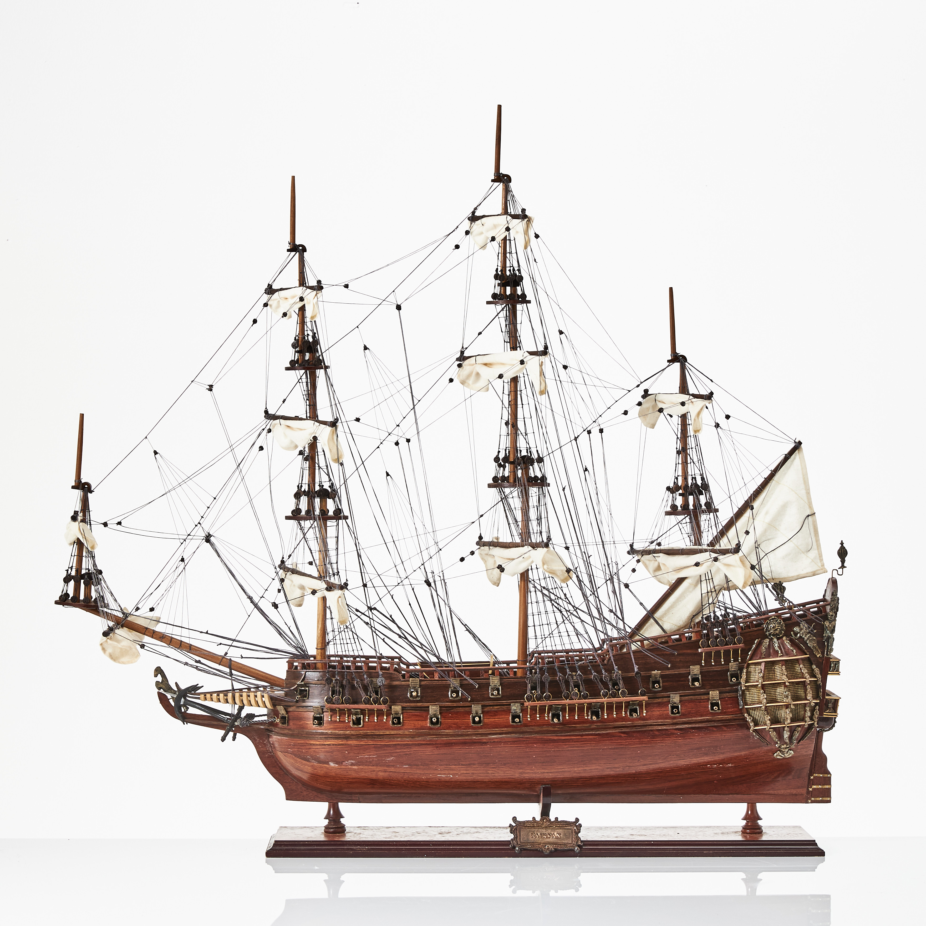 SKEPPSMODELL, föreställande den engelska fregatten "Fairfax" (1650-1653), kravellbyggt skrov, teak och ek, byggsats, 1900-talets andra hälft.