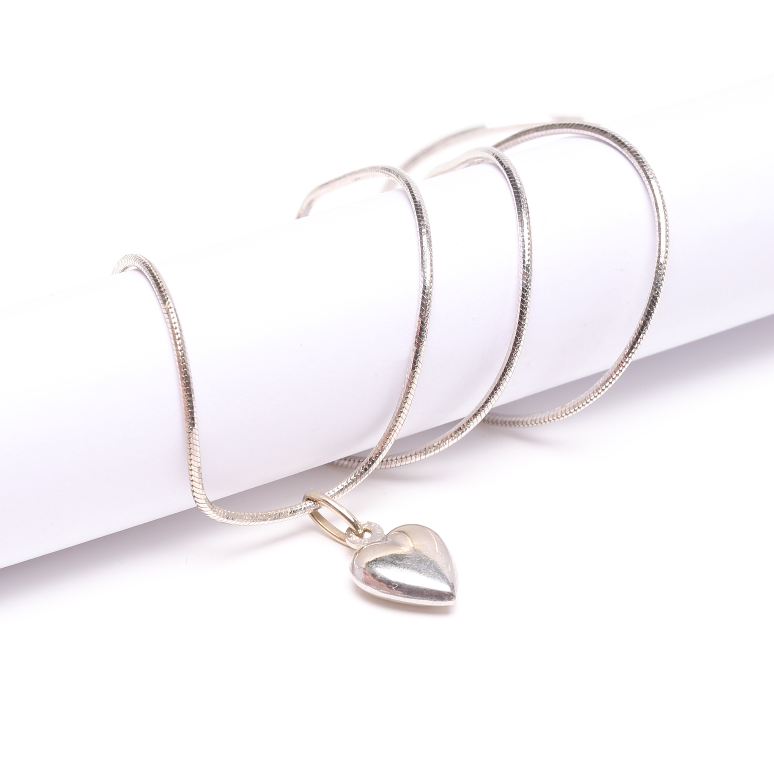 KEDJA med HÄNGE, 18k vitguld, vikt ca 8 gram.