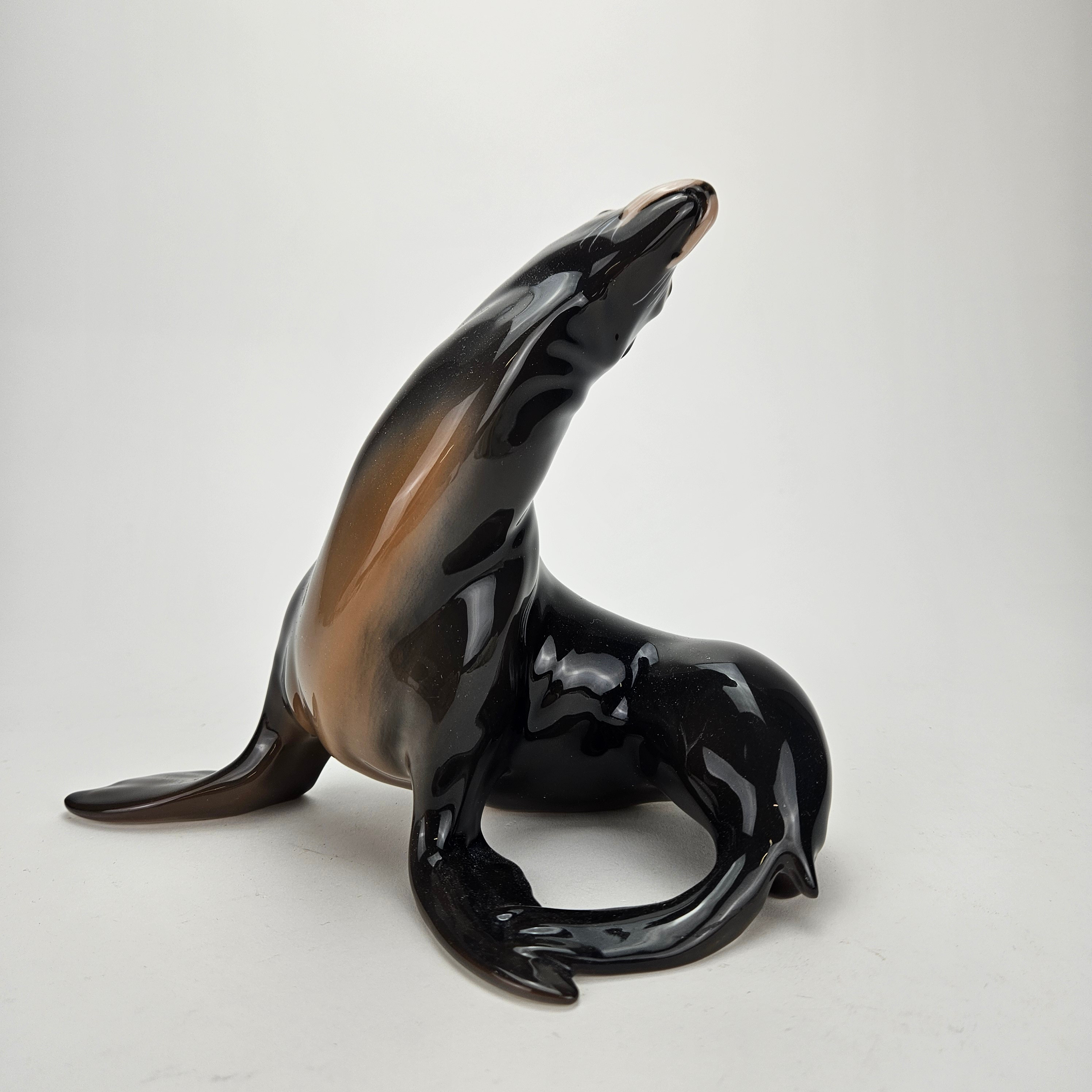 KNUD MØLLER. Figurin, porslin, sjölejon, modellnummer 1733, Bing & Gröndahl, Danmark.