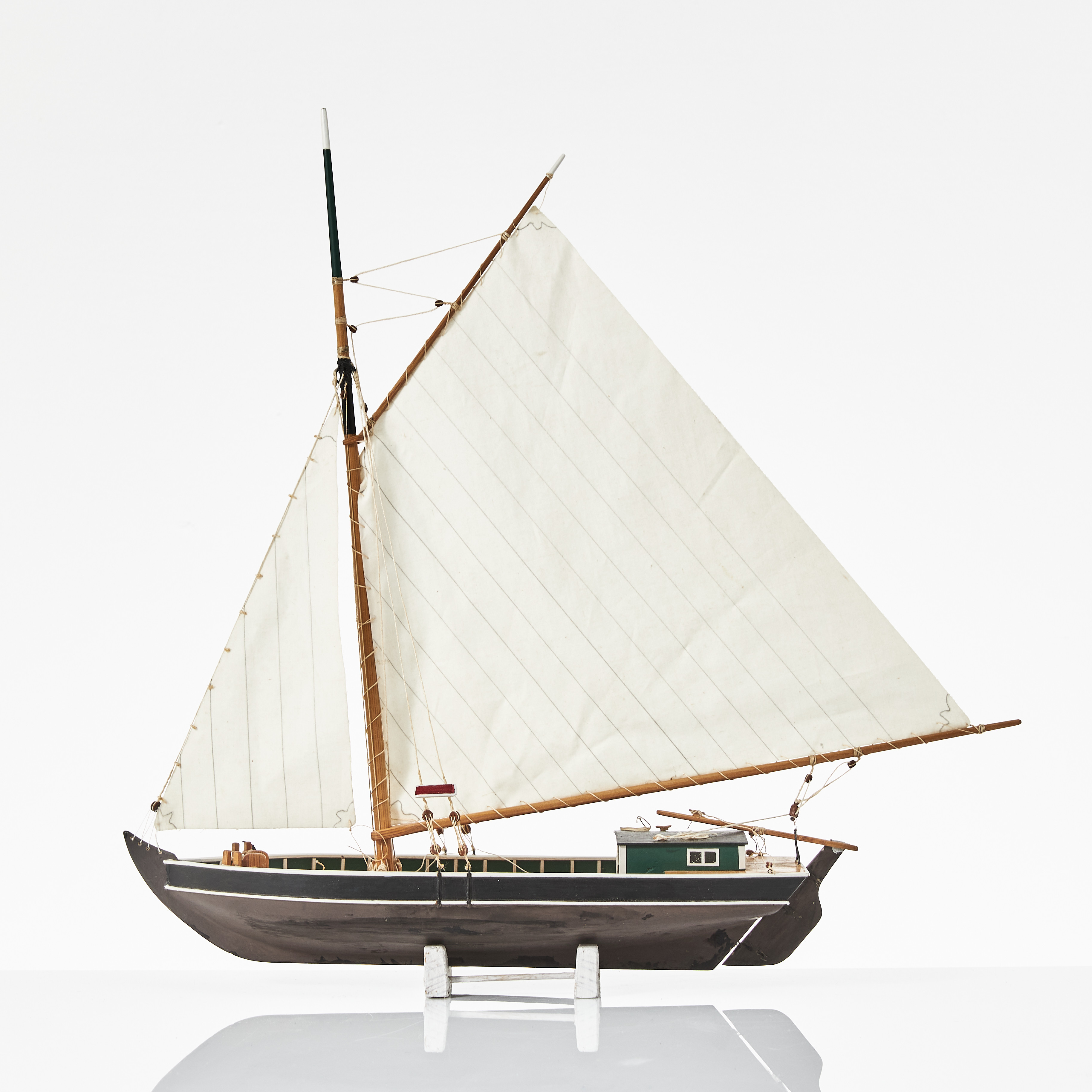 BÅTMODELL, allmogebåt, rospigg, segel i bomullsväv, 1900-talets andra hälft.