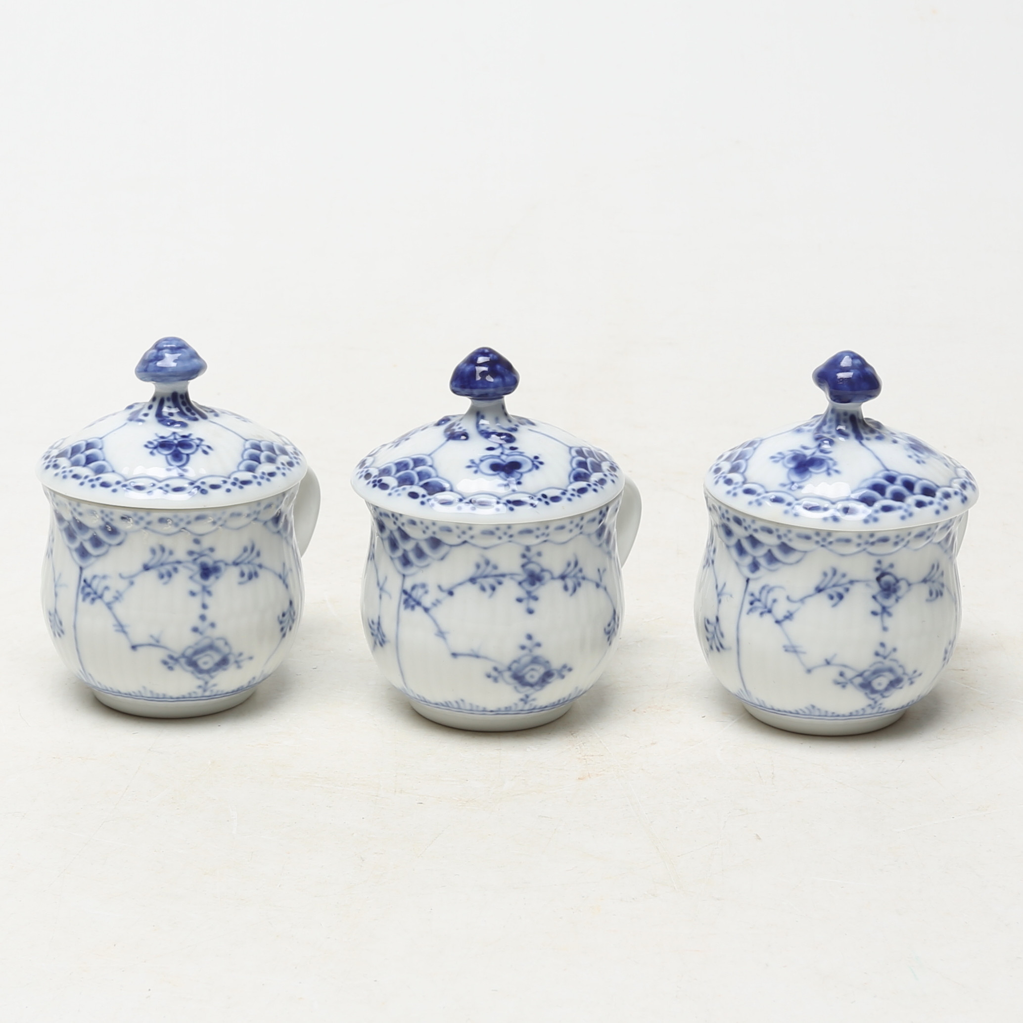 CREMEKOPPAR, 3 st, Kunglig Dansk, Musselmalet.