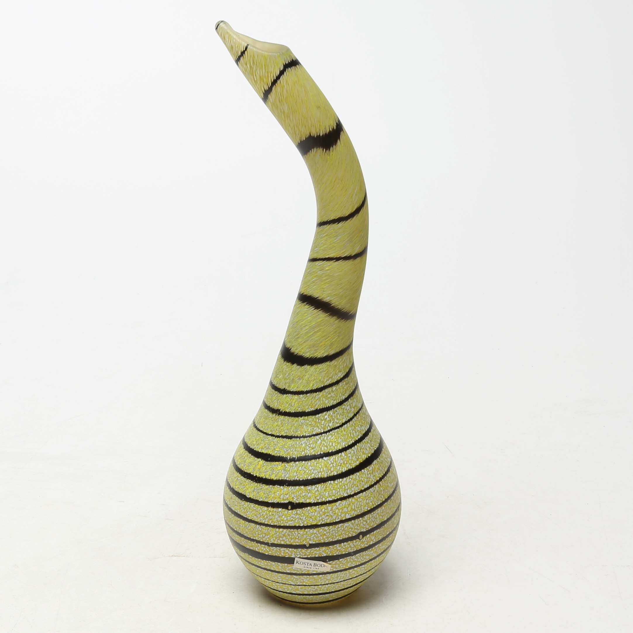 ULRICA HYDMAN-VALLIEN. VAS, glas, Kosta Boda, osignerad.