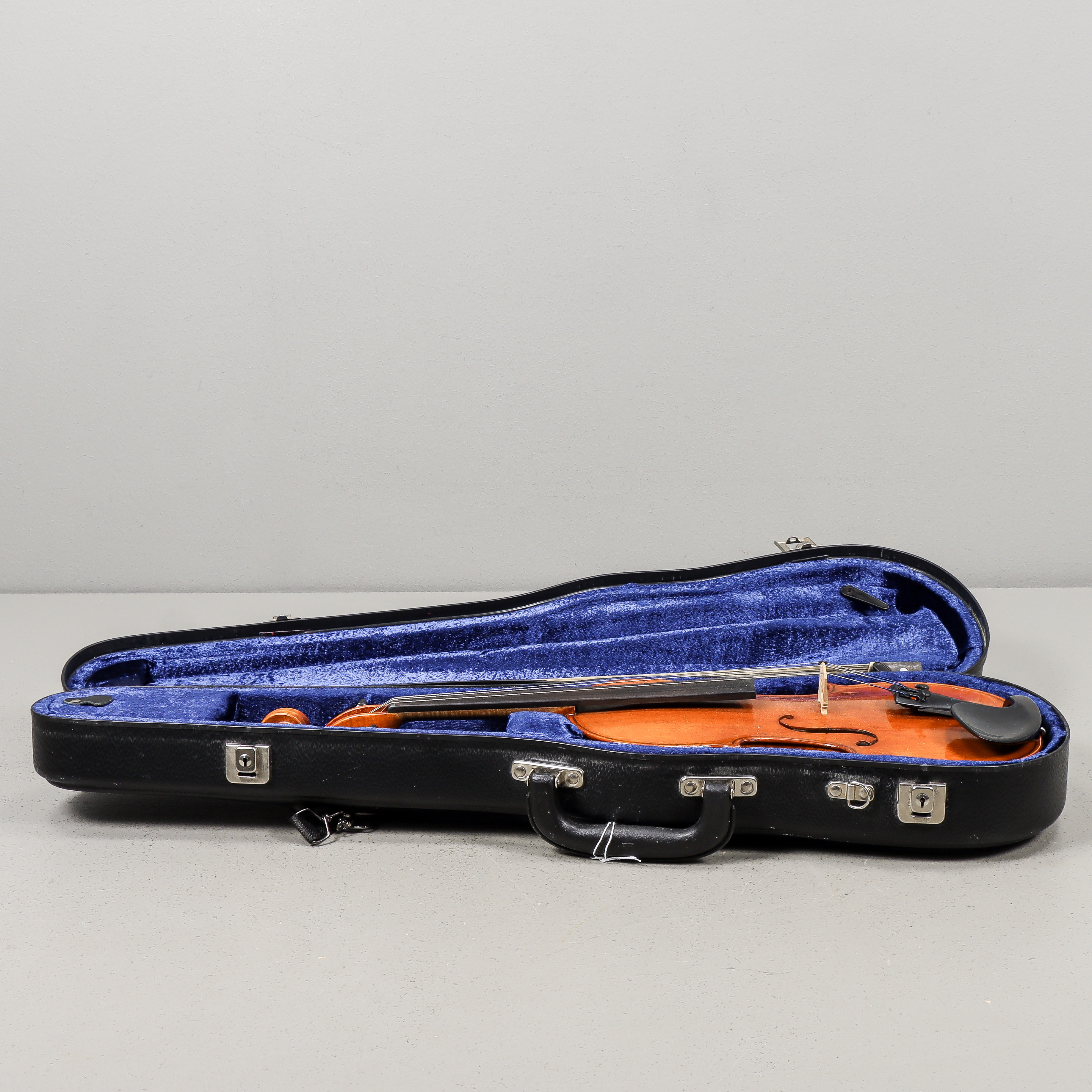 ERICH WERNER. Violin med stråke Brasil Knoll i väska Winter plycsh, 1991.