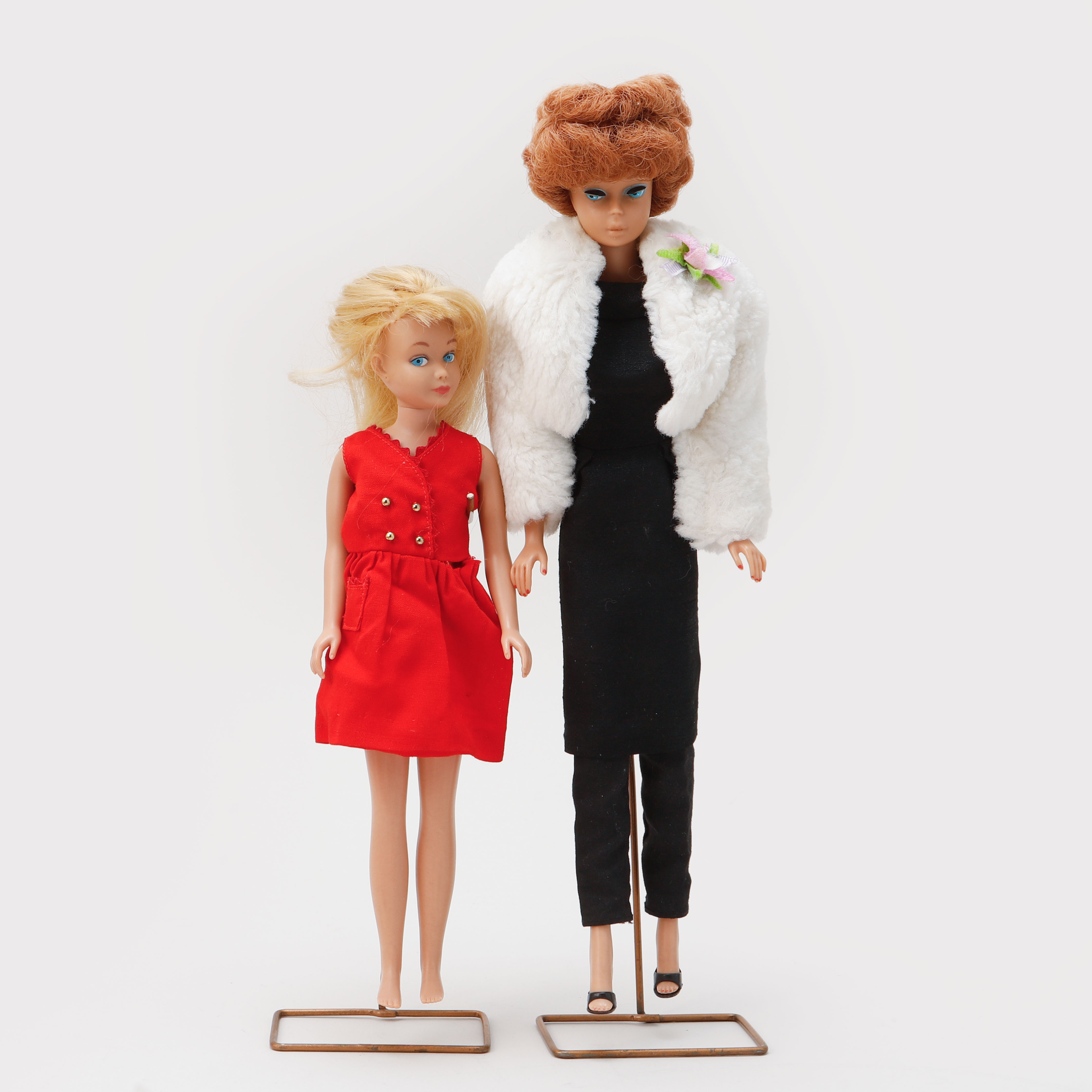 DOCKOR, 2 stycken, "Skipper" och "Midge", 1960-tal, Mattel med tillbehör.