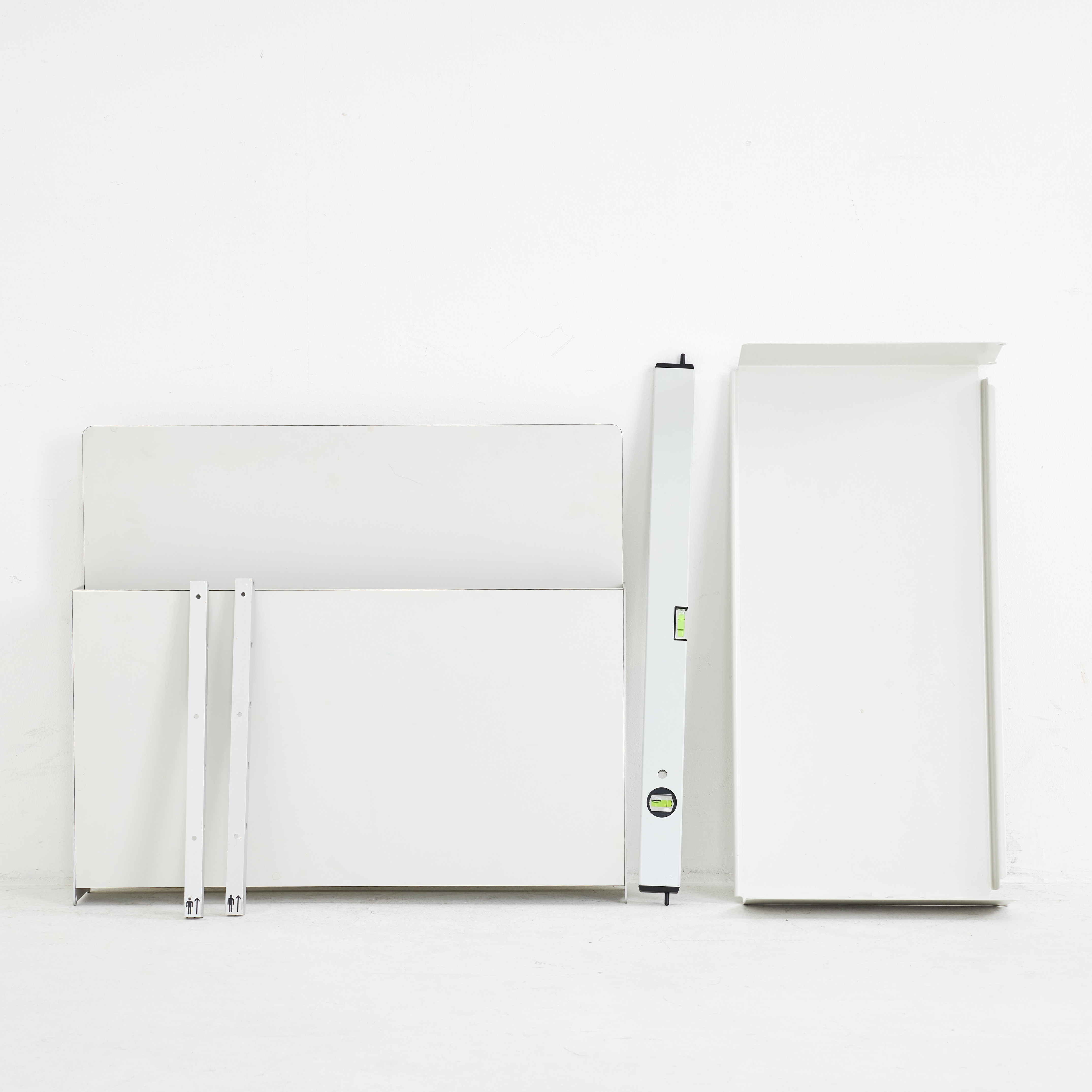 DIETER RAMS, 2 delar av hyllsystem "Vitsö", upphängsregel samt vattenpass.