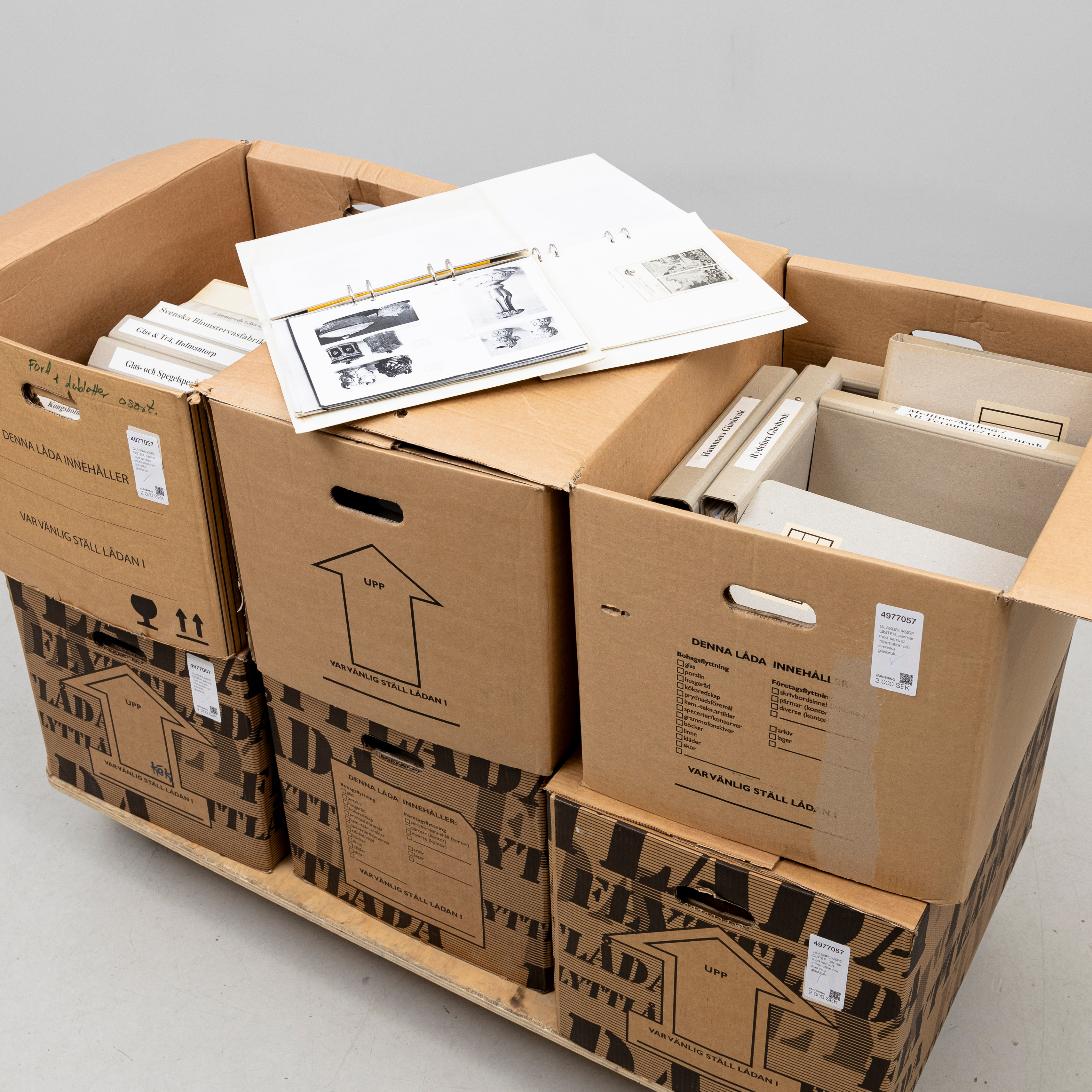 GLASBRUKSREGISTER, pärmar med samlad information om svenska glasbruk.