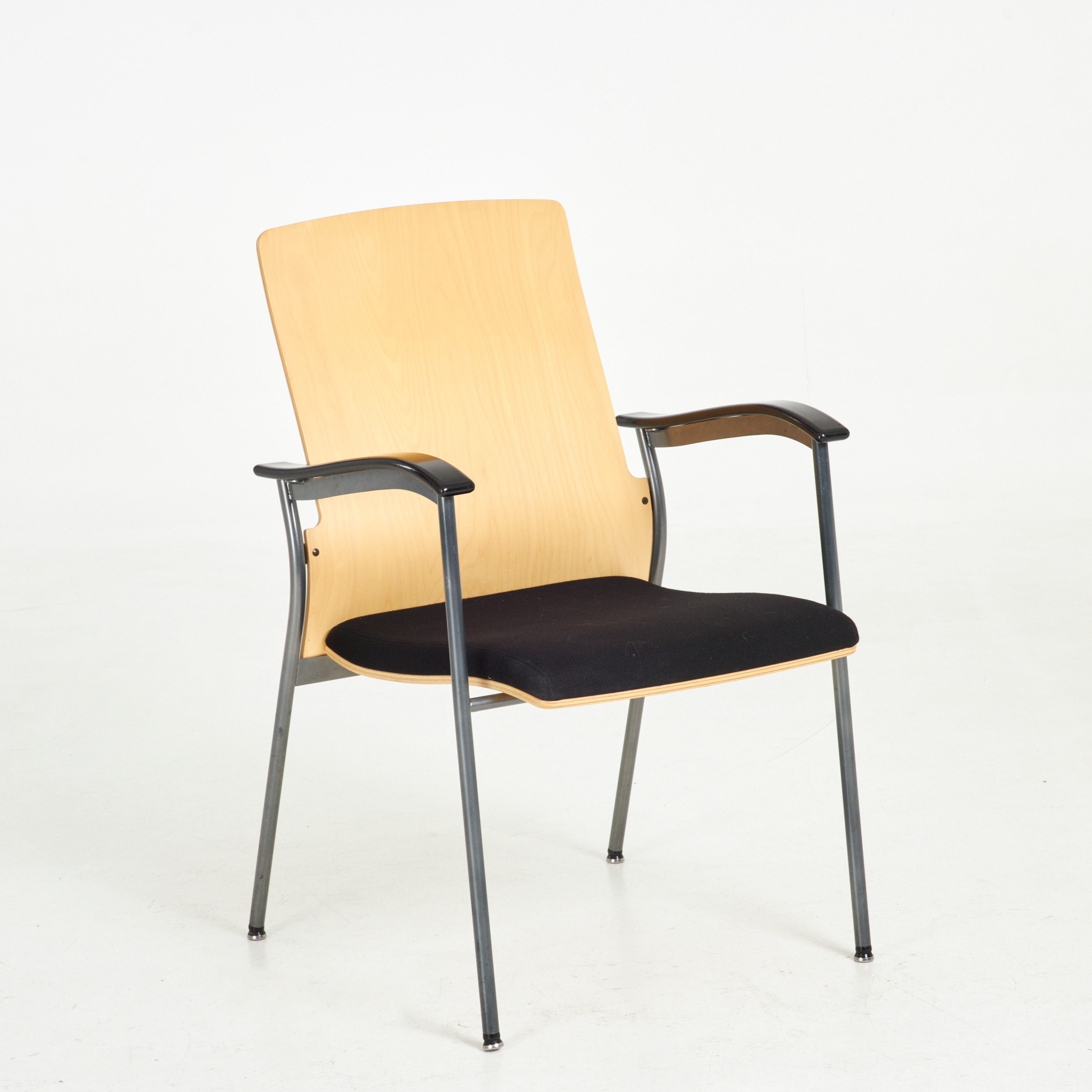 YRJÖ KUKKAPURO. Karmstol, svartlackerade armstöd, fast stoppad sits, för Avarte, Finland, etikettmärkt.