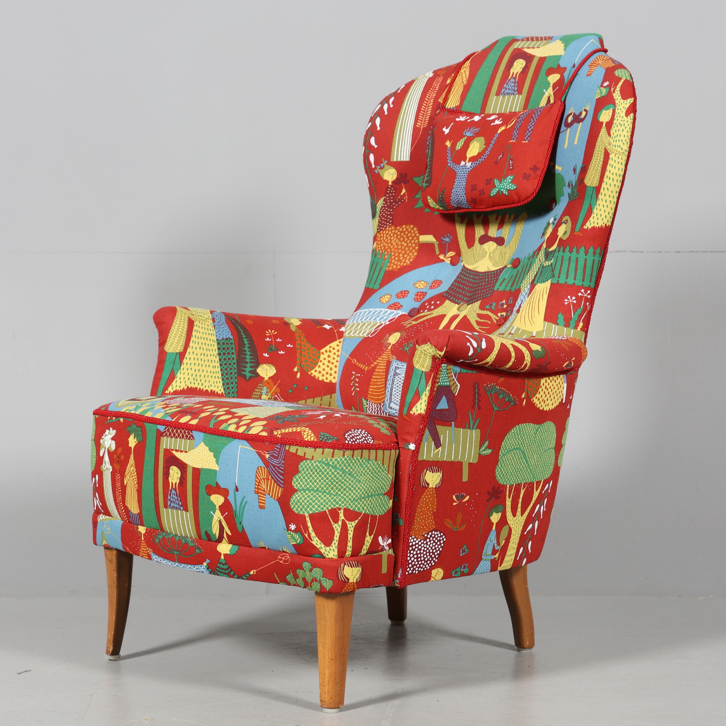 CARL MALMSTEN. FÅTÖLJ, "Farmor" O.H Sjögren Tranås, klädd i "Lustgård" av Stig Lindberg.