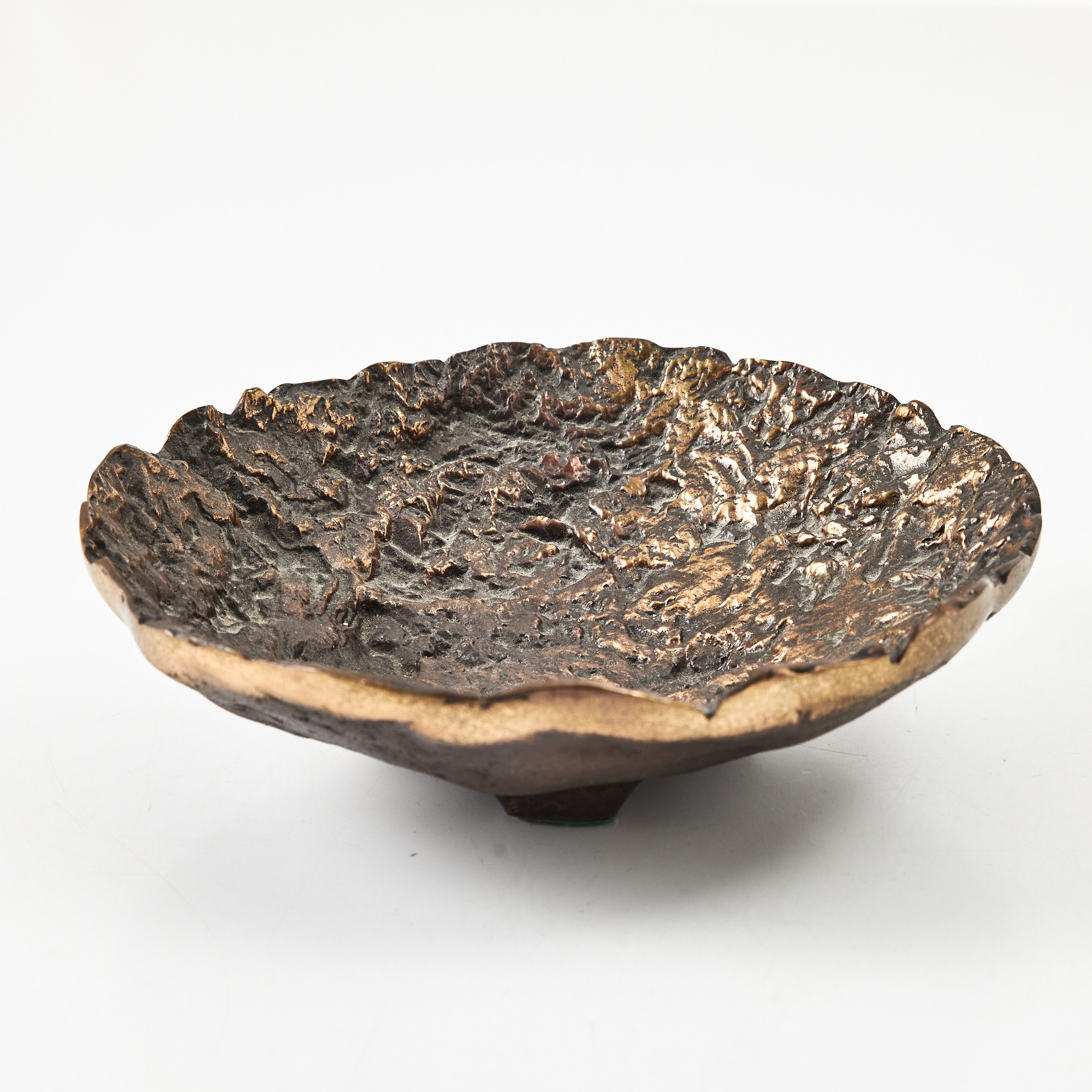 KAI BLOMQVIST (FIN 1939-2016). Skålfat, patinerad brons, signerad.