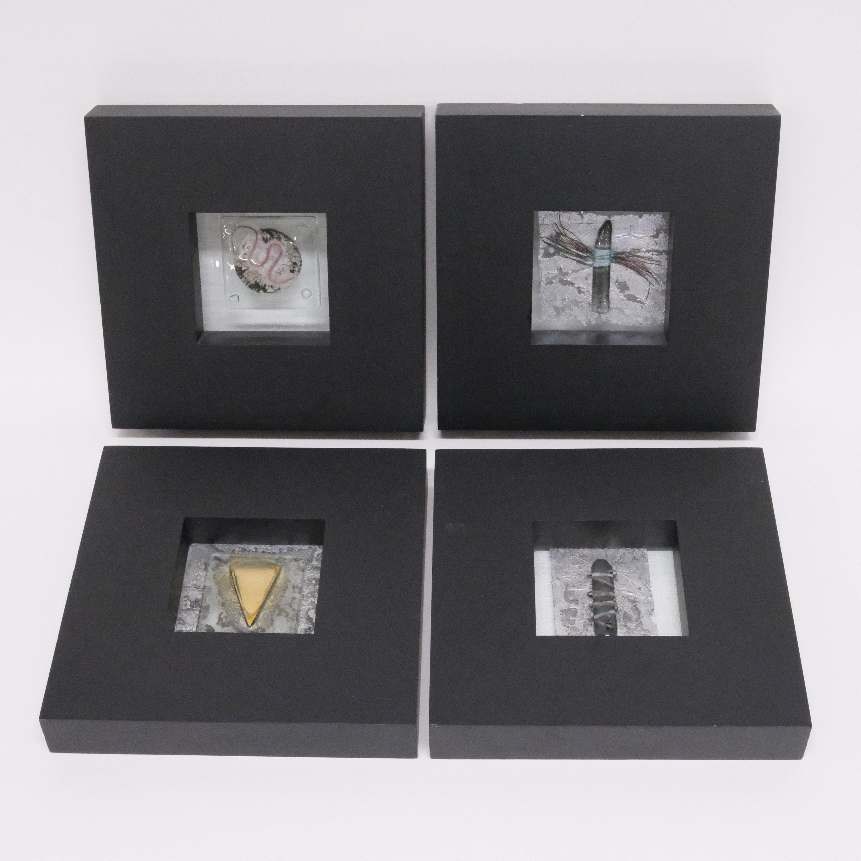 BRIGITTE LINDE. 4 TAVLOR MED GLASKONST.