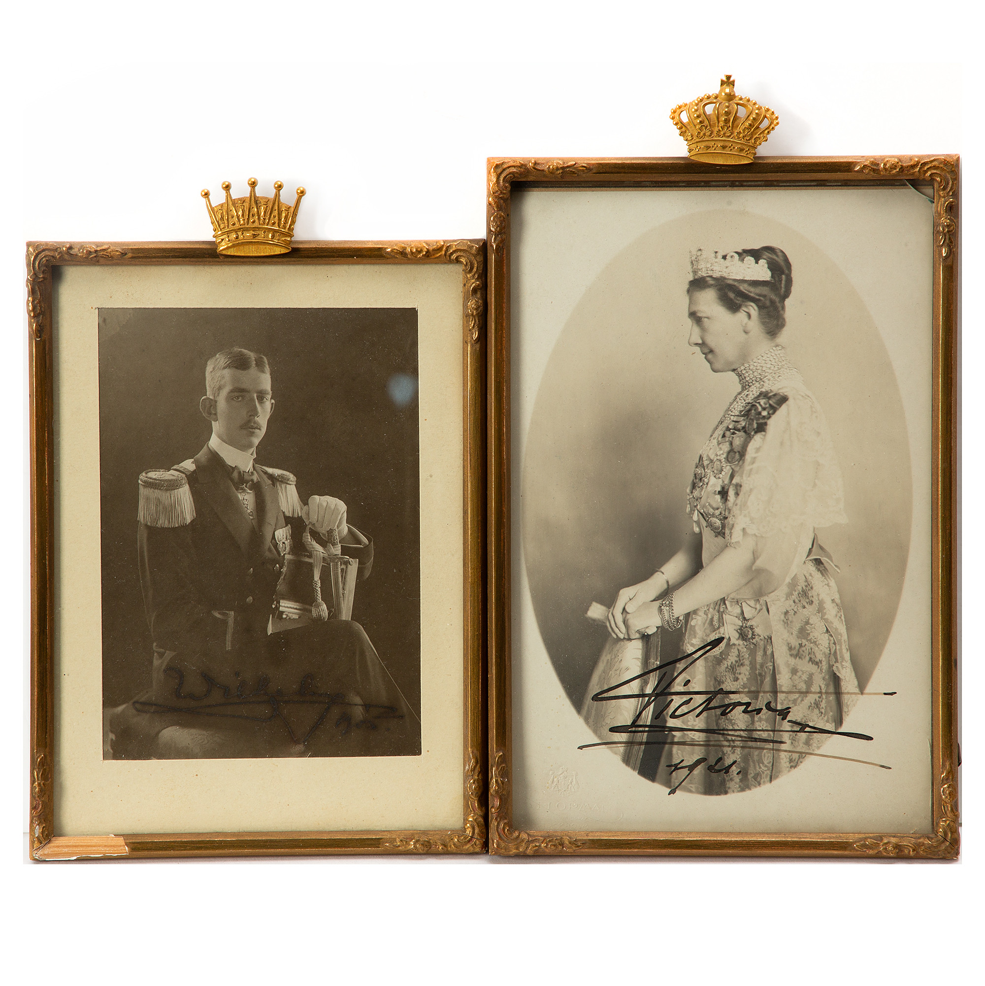 FOTOGRAFIER, 2 st, föreställande Drottning Viktoria av Sverige samt Prins Wilhelm som nyutnämnd fänrik, signerade.