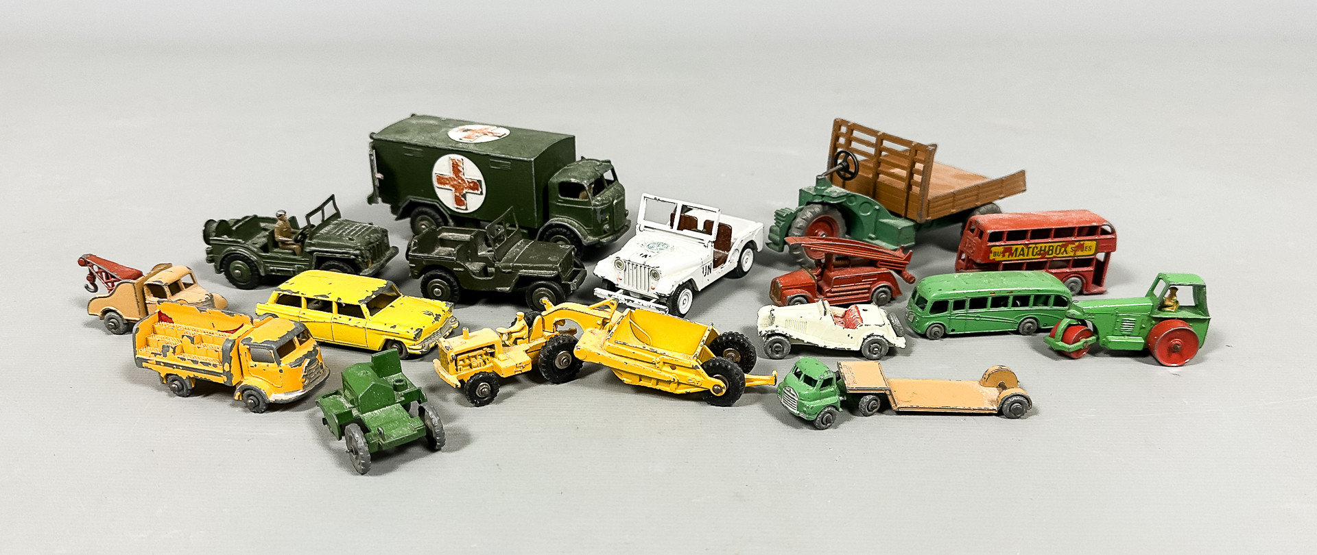 LEKSAKSBILAR, 16 st, Dinky Toys & Lesney.
