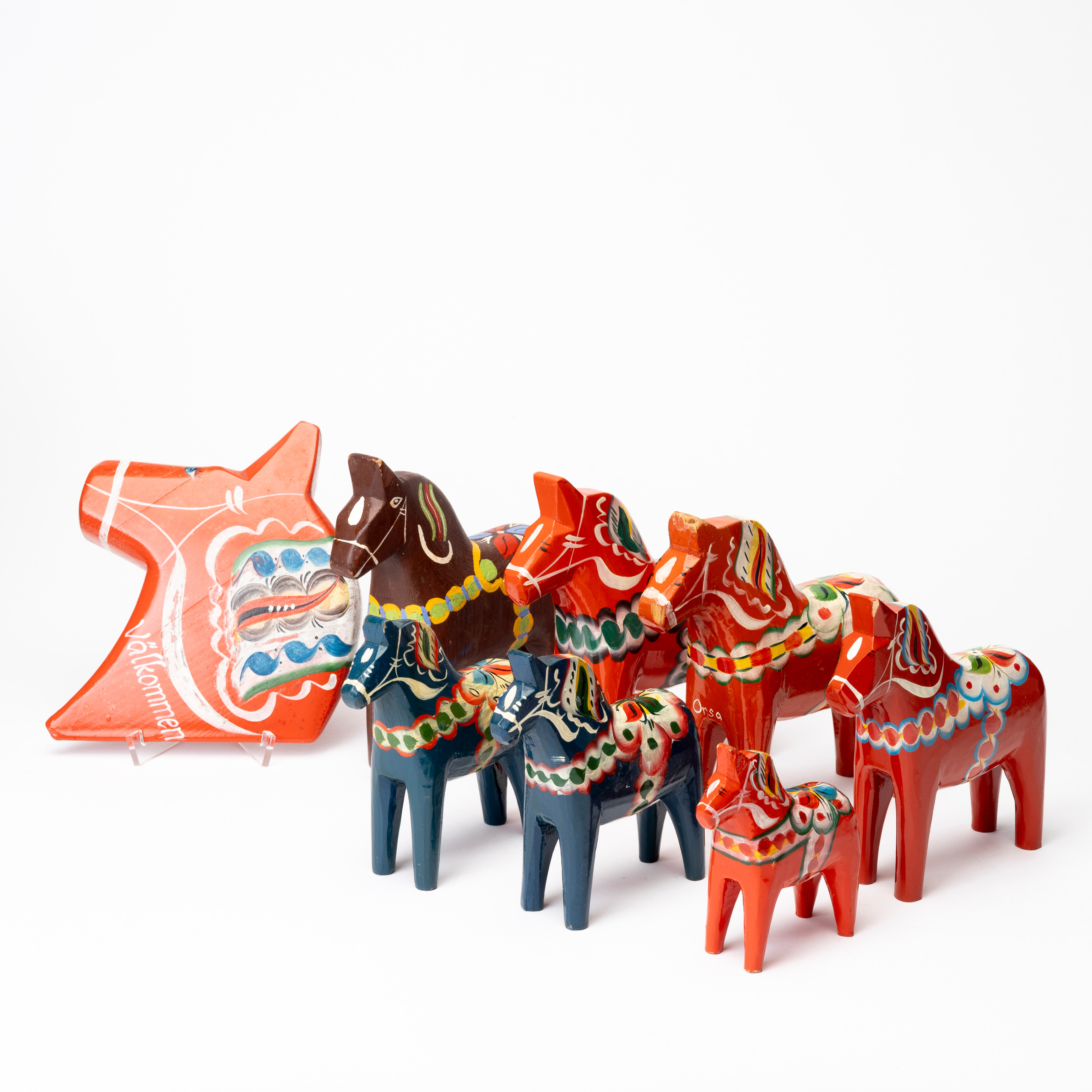 DALAHÄSTAR, 8 st, trä, en etikettmärkt, Nils Olsson, Nusnäs och en Filip S, Orsa, 1900-tal.