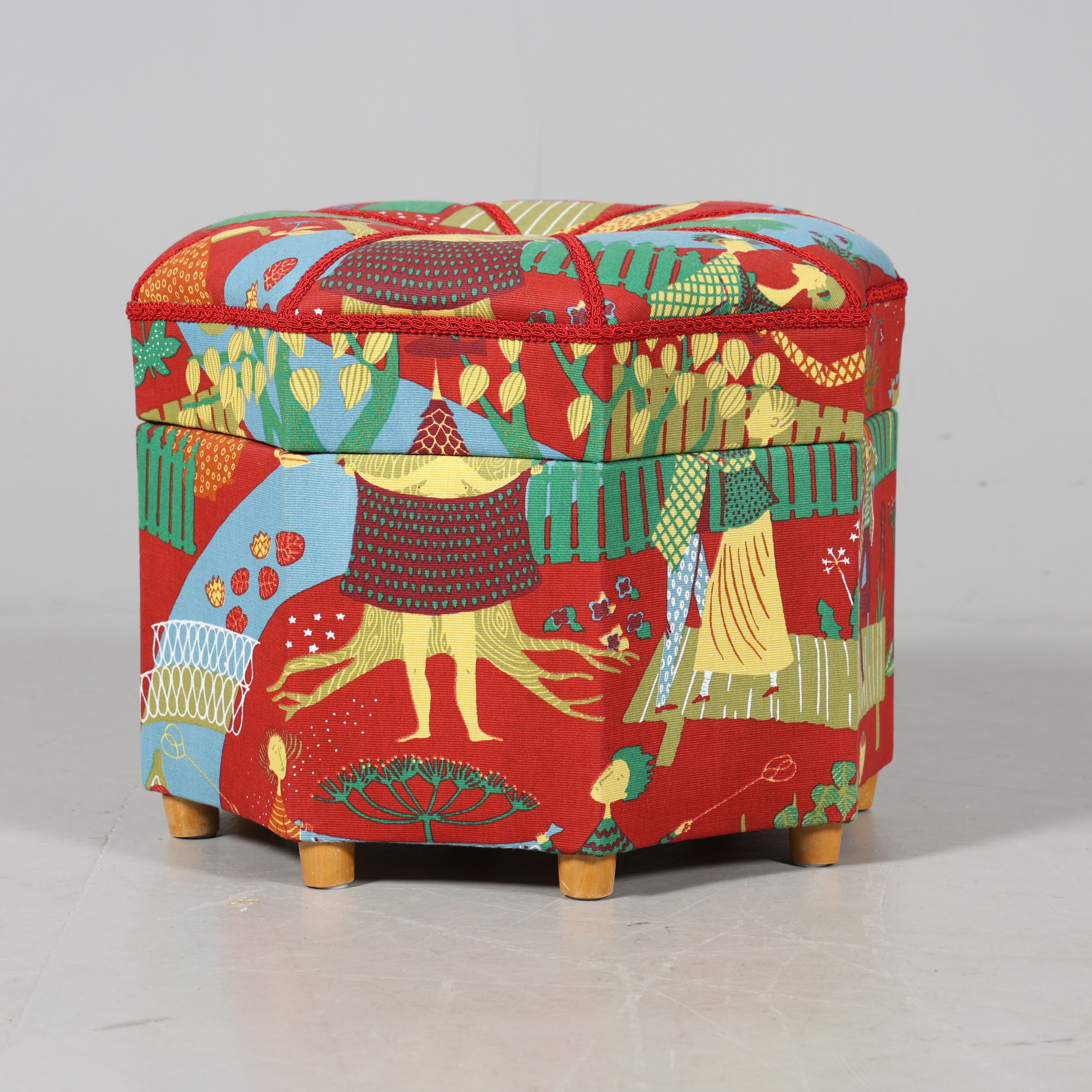 SYPALL, Klädd i "Lustgård" av Stig Lindberg.