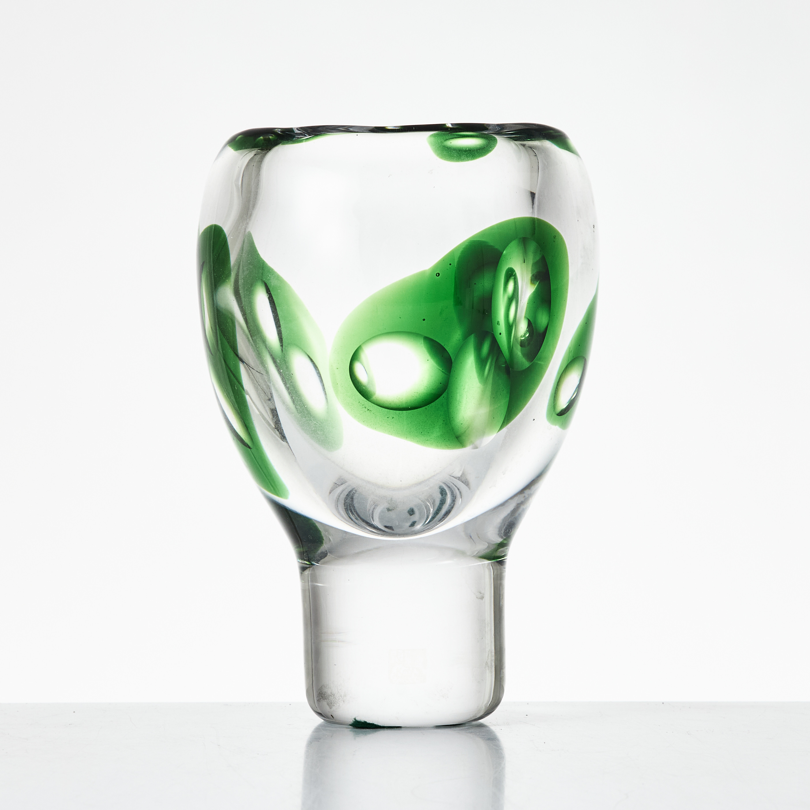 VICKE LINDSTRAND. Vas, klarglas med grön dekor, signerad, Kosta.
