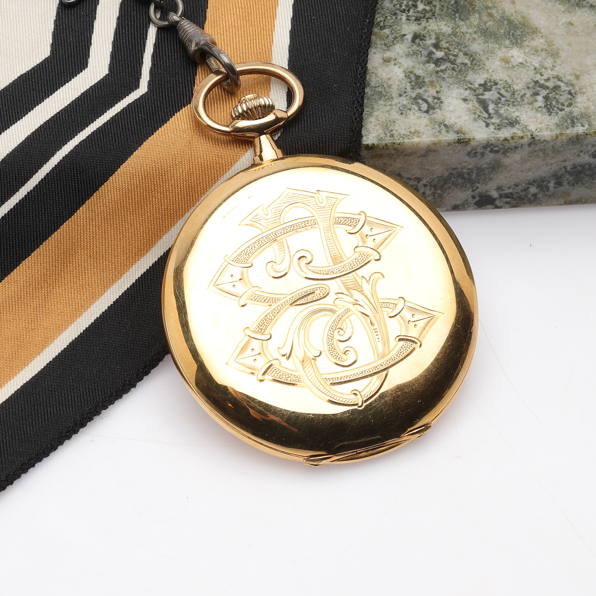 SAVONETTE, inner och ytterboett i 18k guld, Alpina, Union Horlogère, rödtolva, tidigt 1900-tal.