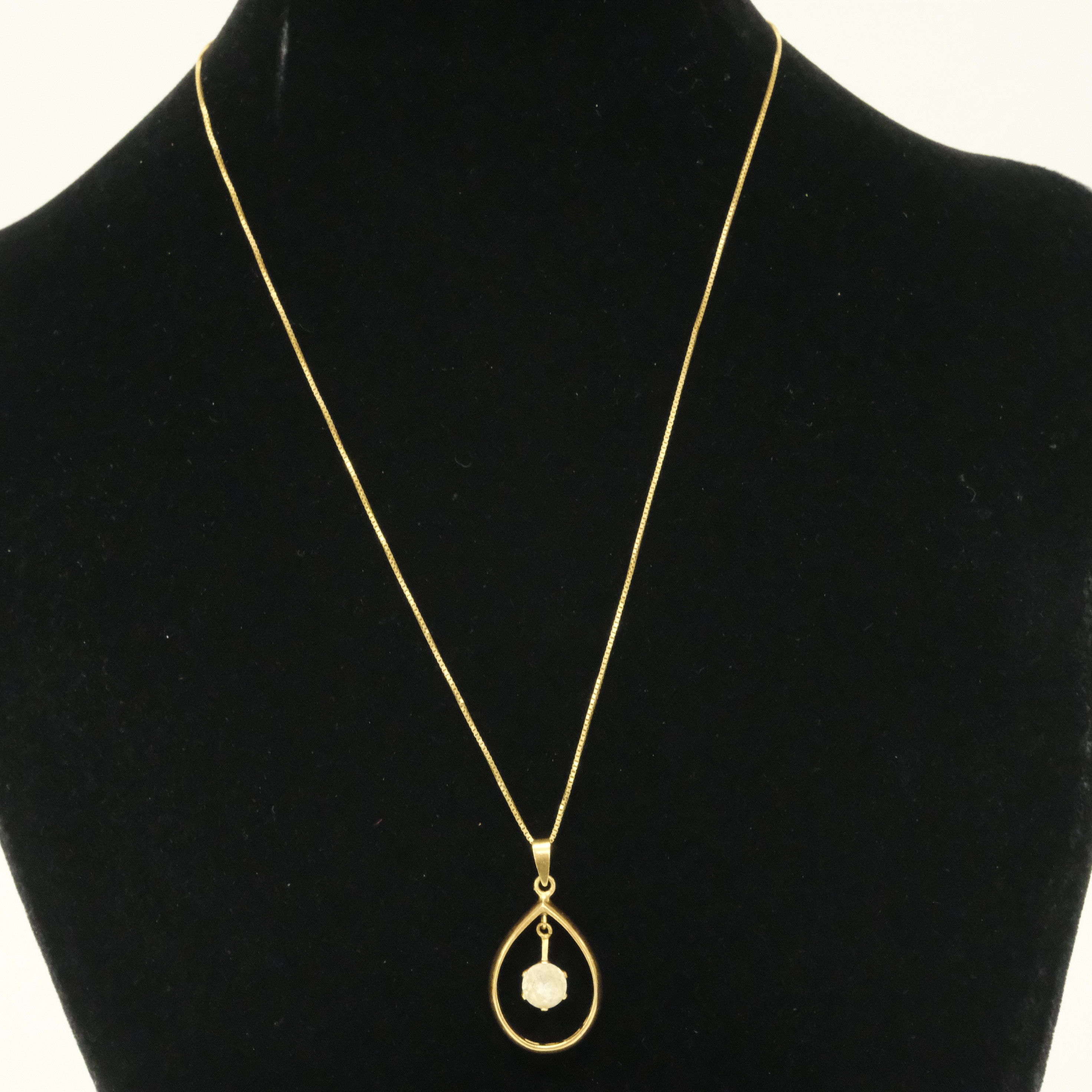 HÄNGE MED STEN SAMT KEDJA, 18K GULD.