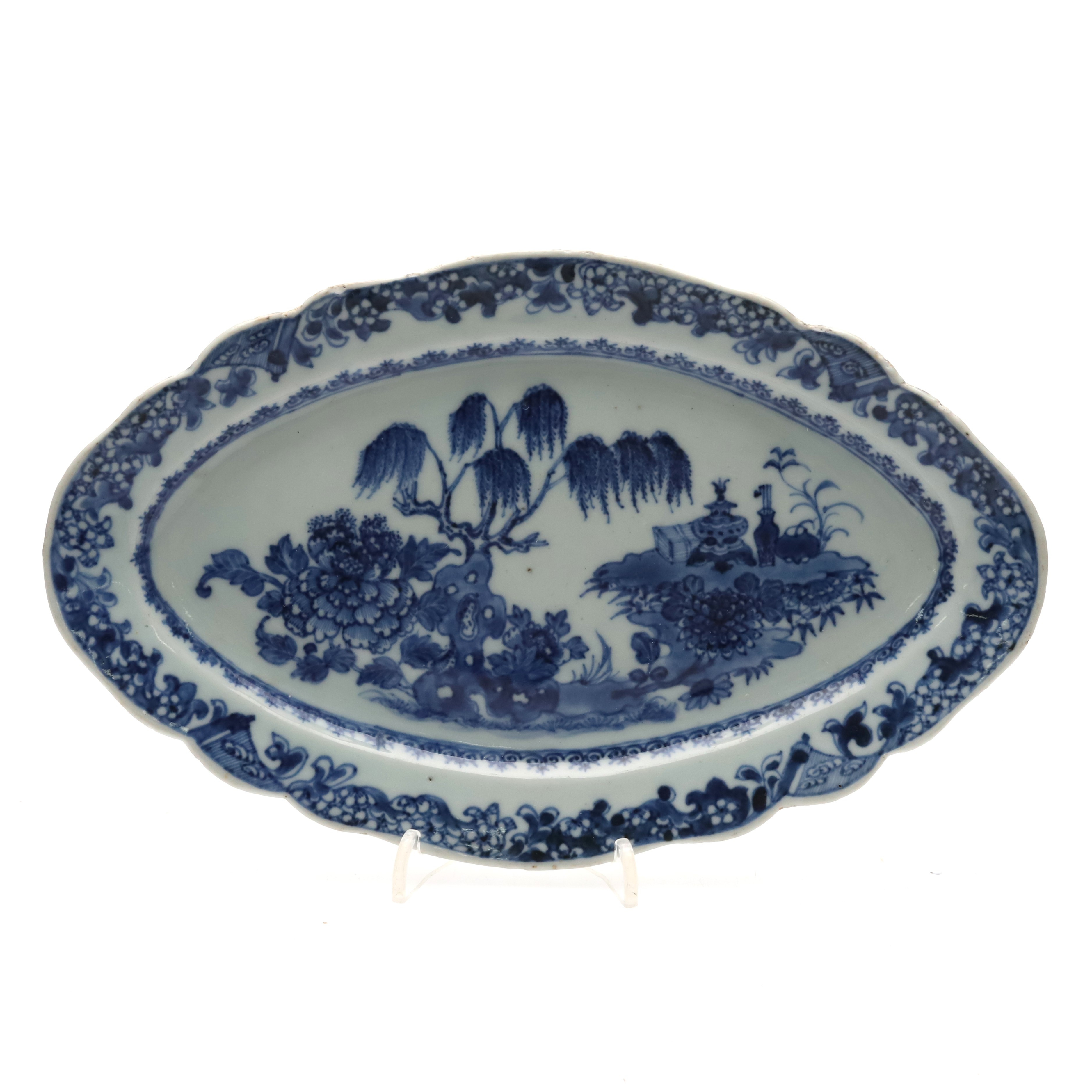 FAT. Porslin med underglasyrblå dekor, Kina, 1700-tal.