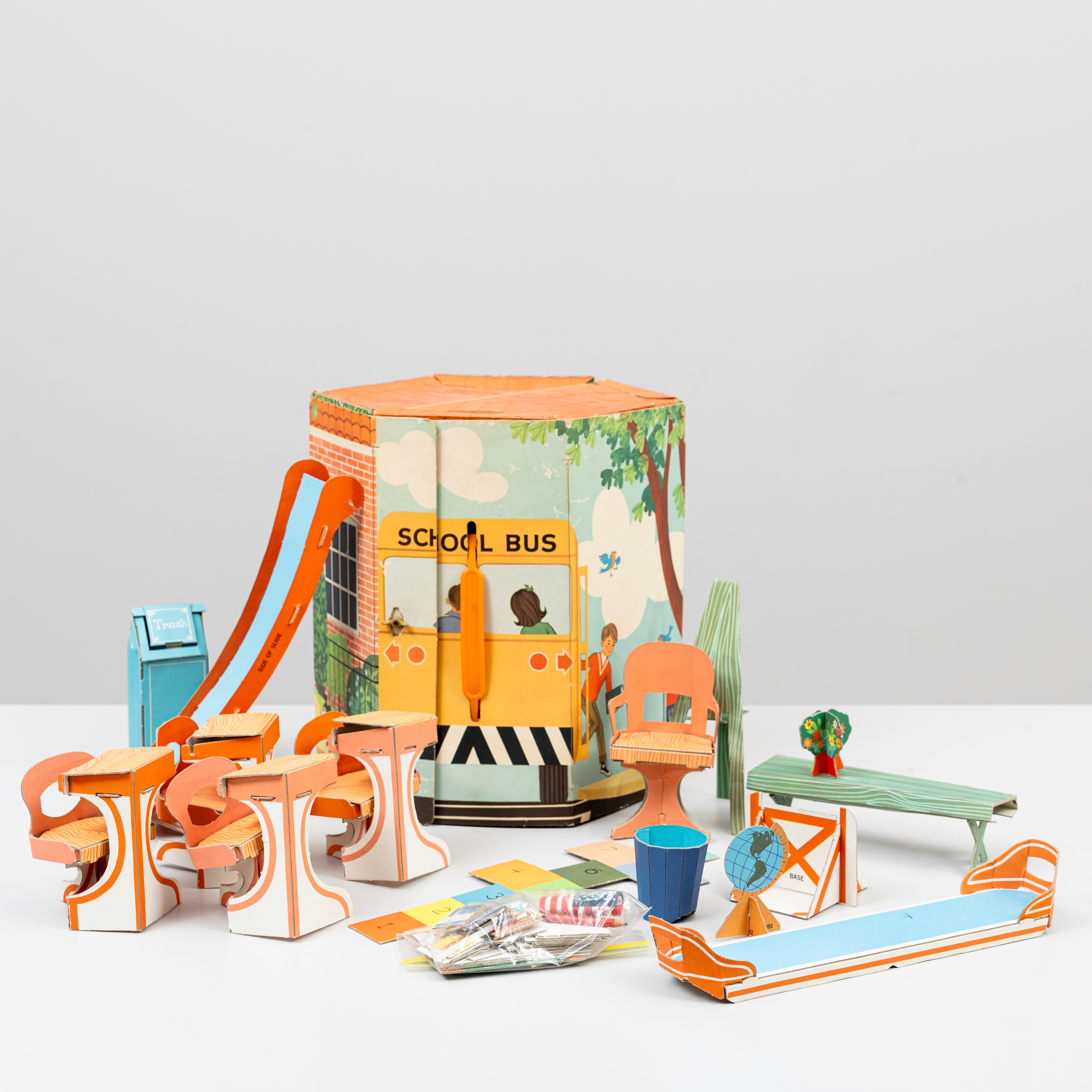 MATTEL INC. Playset "Barbie and Skipper School", utfällbar, kartong, 1965.