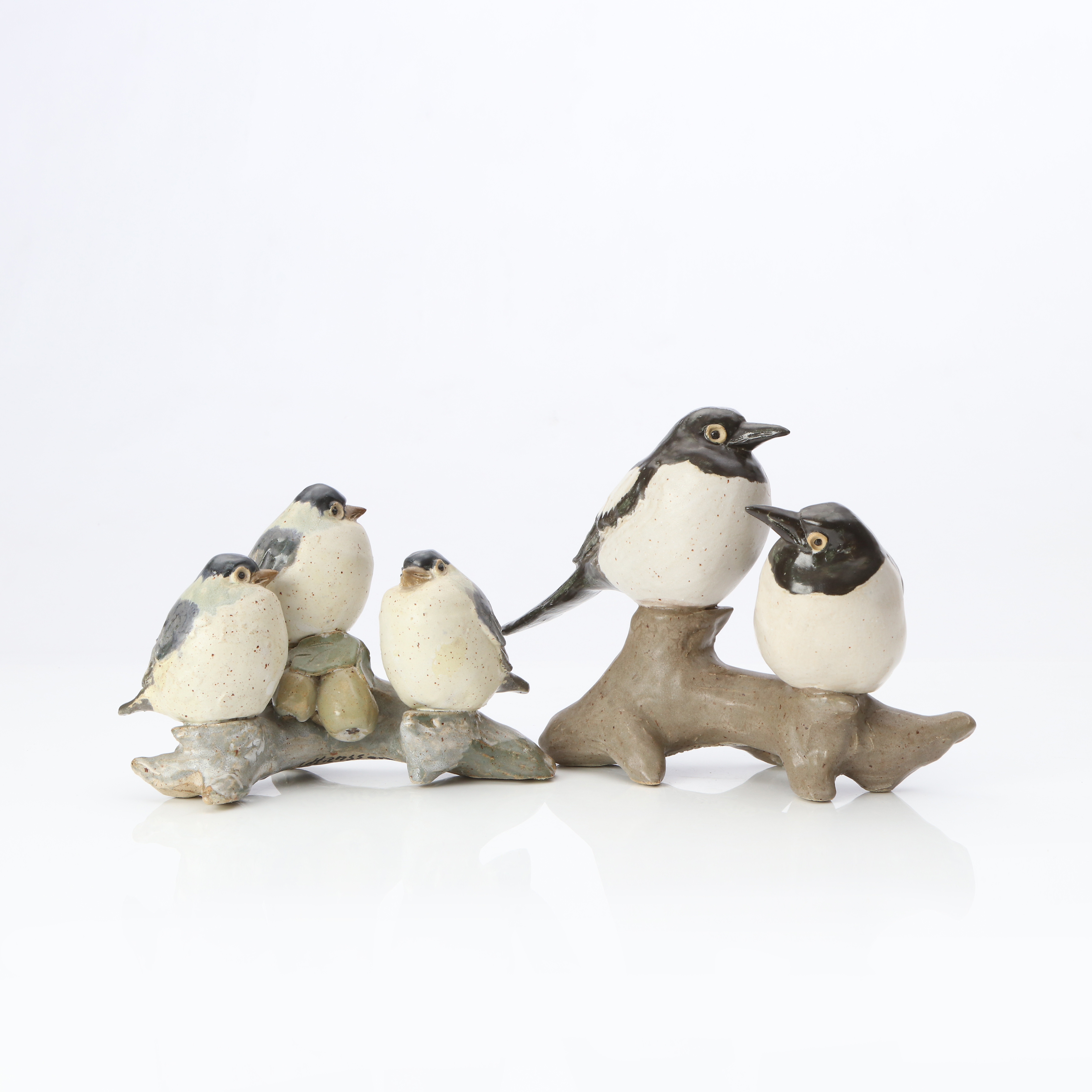 GUNNAR HANSSON. FIGURGRUPPER, TVÅ ST. Glaserad keramik. Fåglar. Signerade undertill.