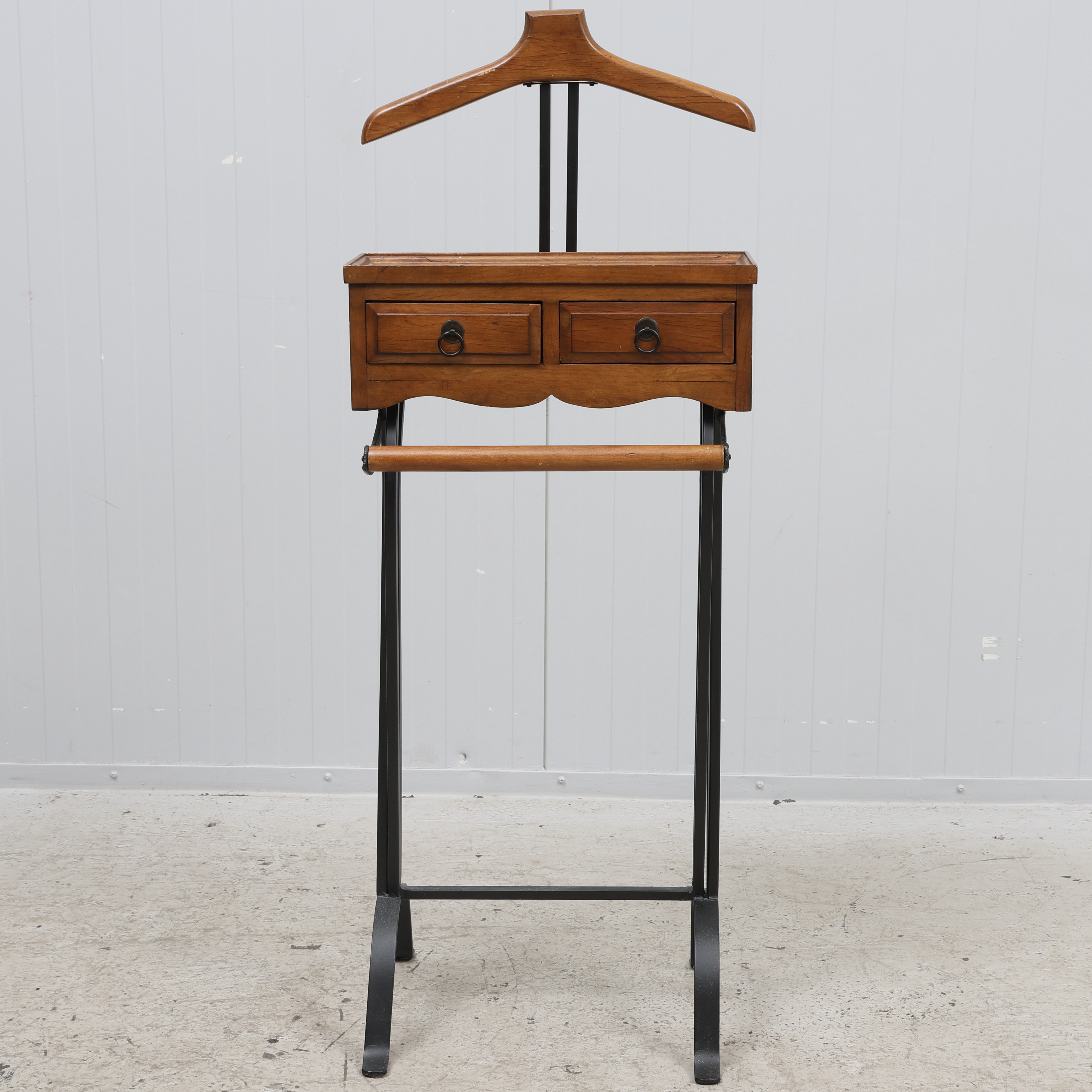 HERRBETJÄNT, ek & metall, med lådor, 1900-talrts andra hälft.