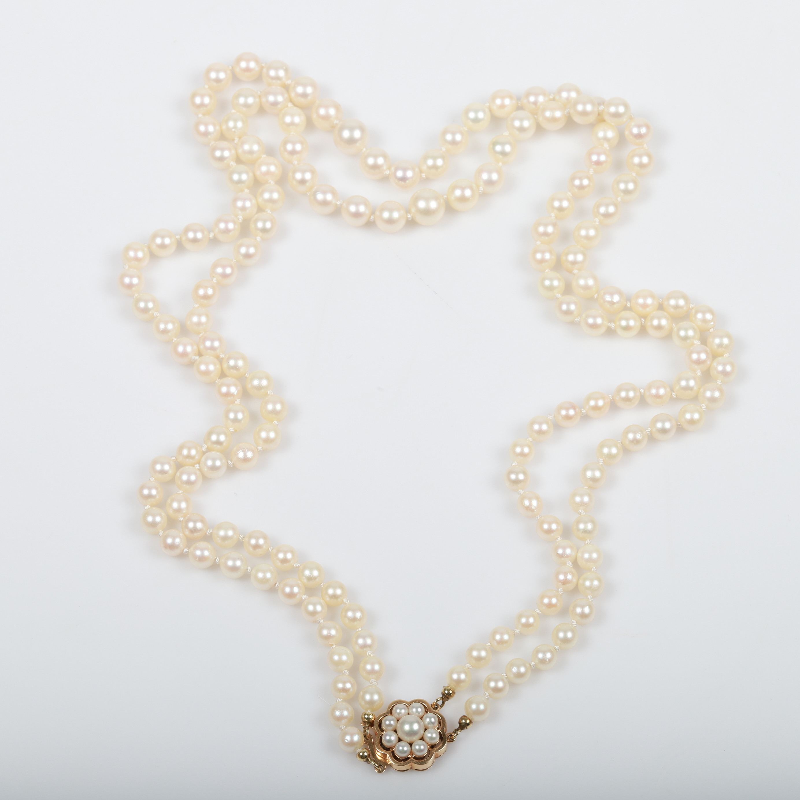 COLLIER, 2-radig, odlade pärlor med lås av 18 K guld.