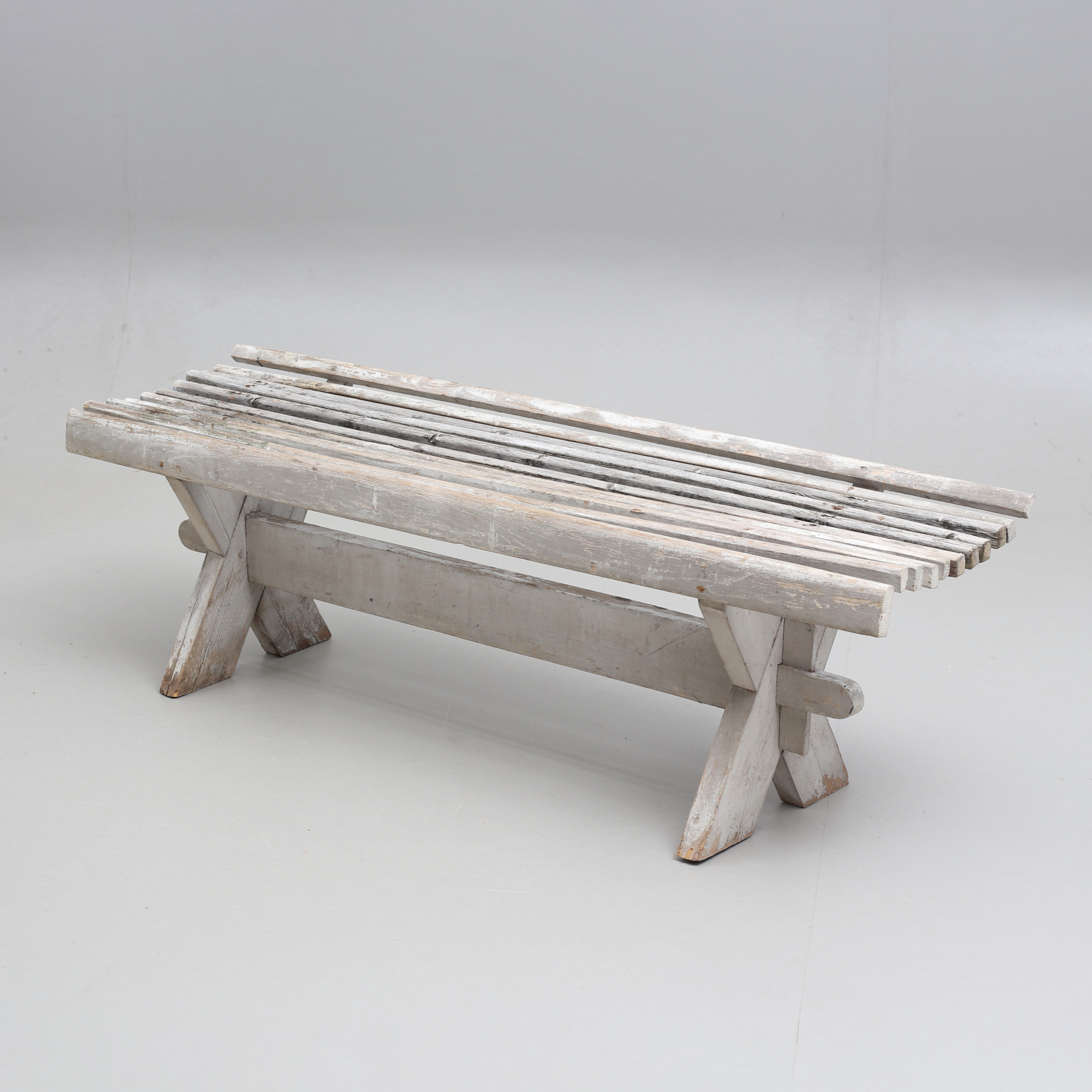 TRÄDGÅRDSBÄNK, träribbor på kryssunderrede, tidigt 1900-tal.