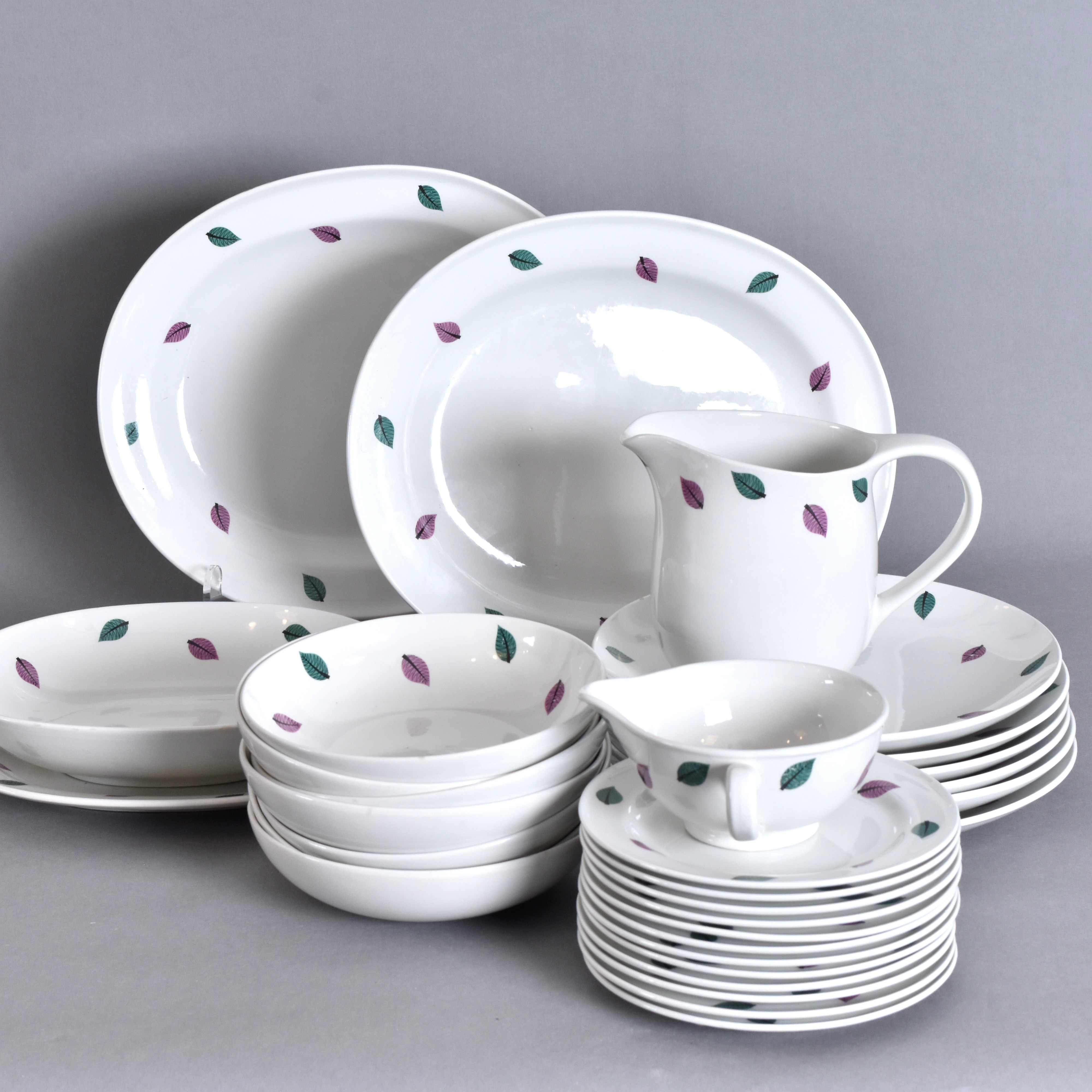 STIG LINDBERG. Matservisdelar, 31-stycken, flintgods, "Löv", Gustavsberg.