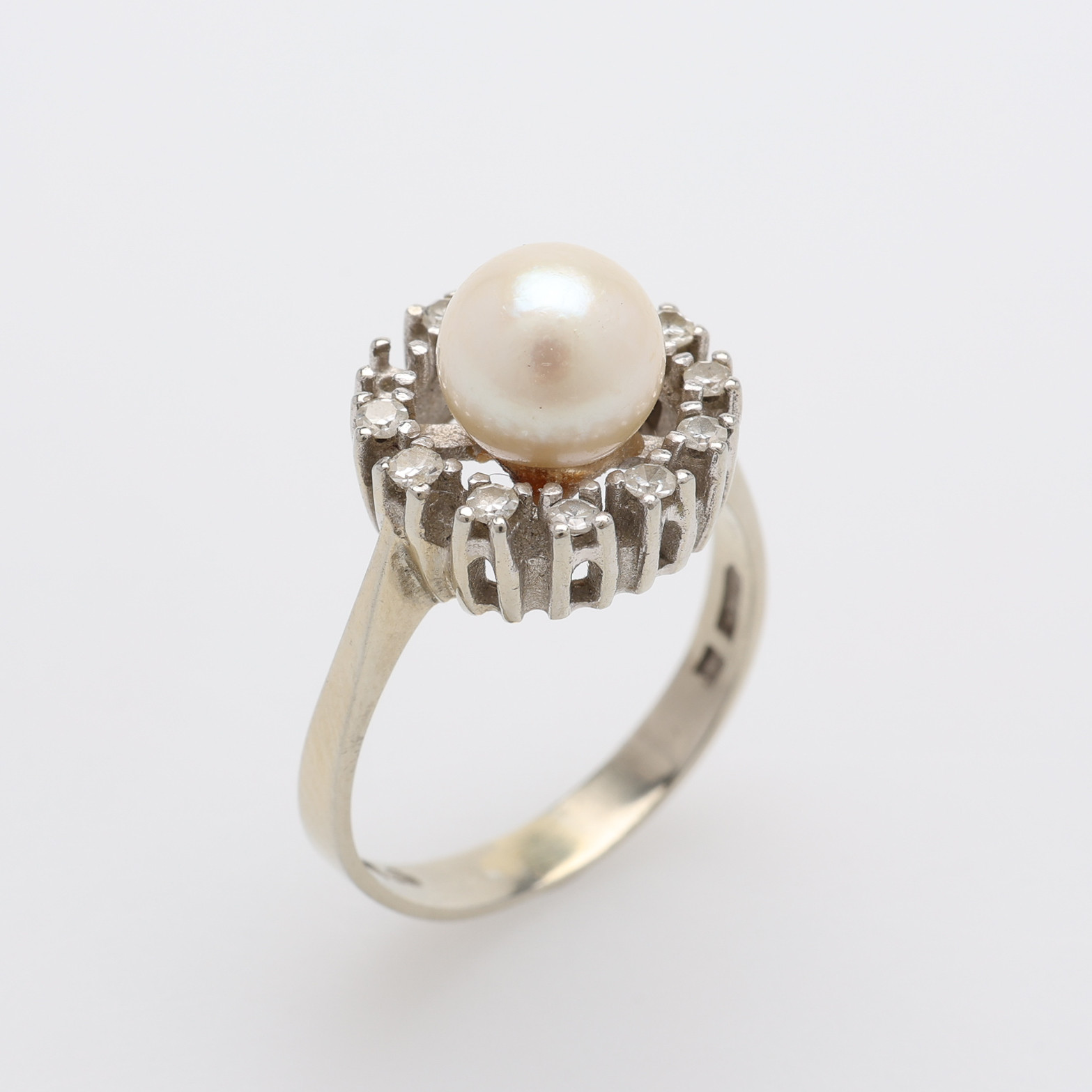 RING 18K VITGULD MED ODLAD PÄRLA OCH DIAMANTER 8/8.