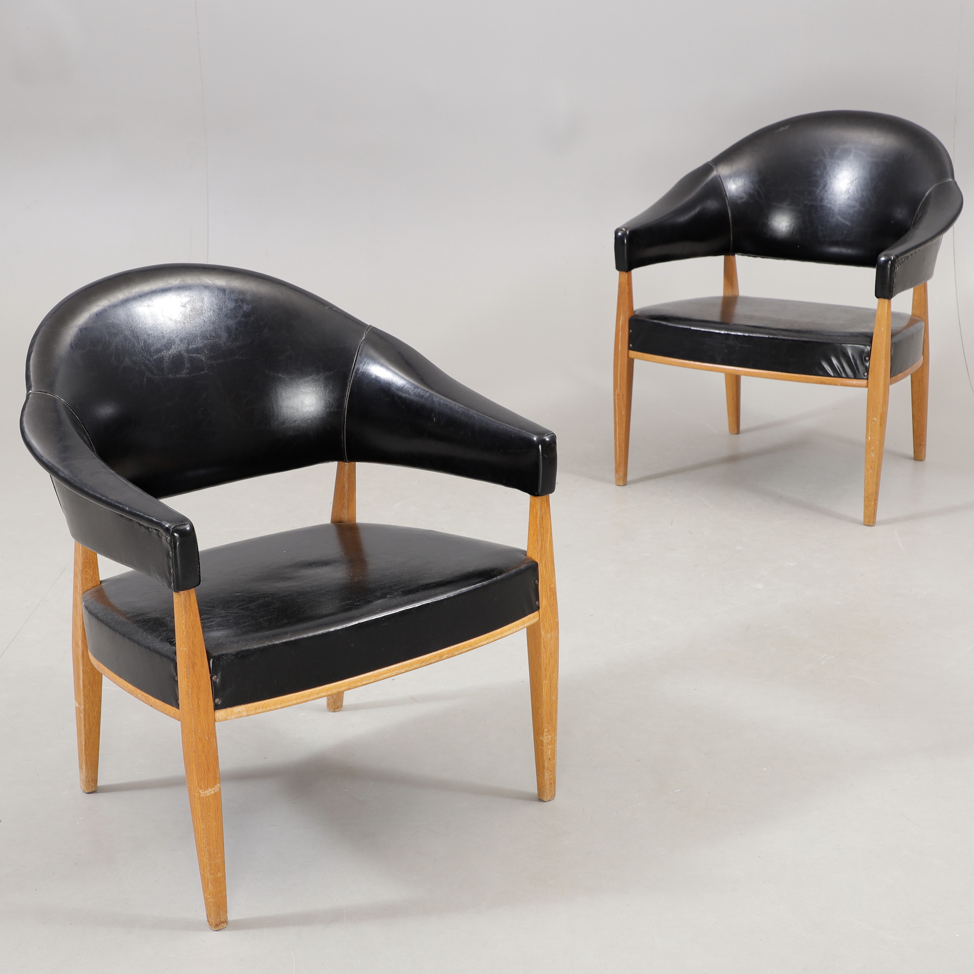 KARMSTOLAR, ett par, skinn, 1900-talets andra hälft.