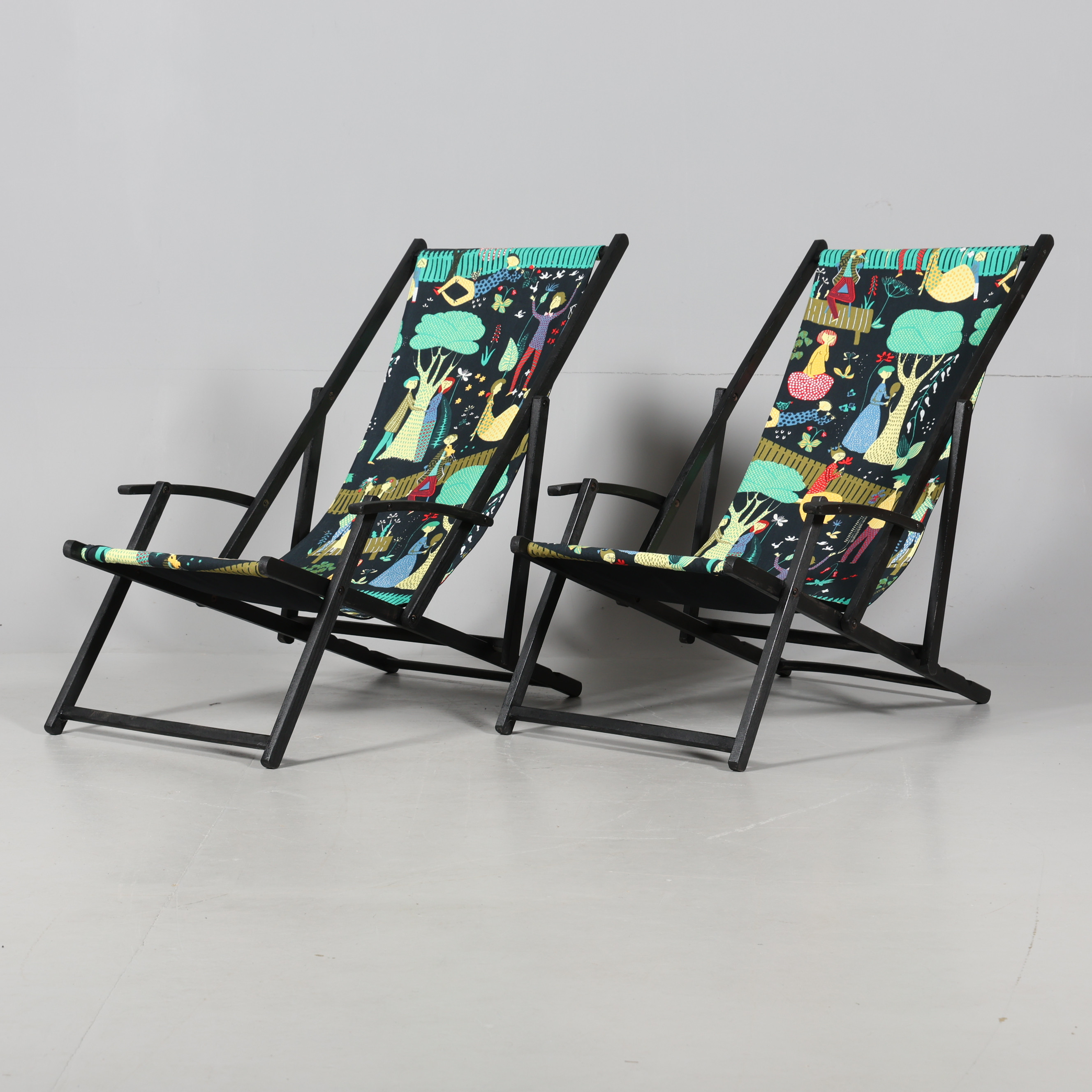 SOLSTOLAR, Ett par, klädda i "Lustgård" av Stig Lindberg.