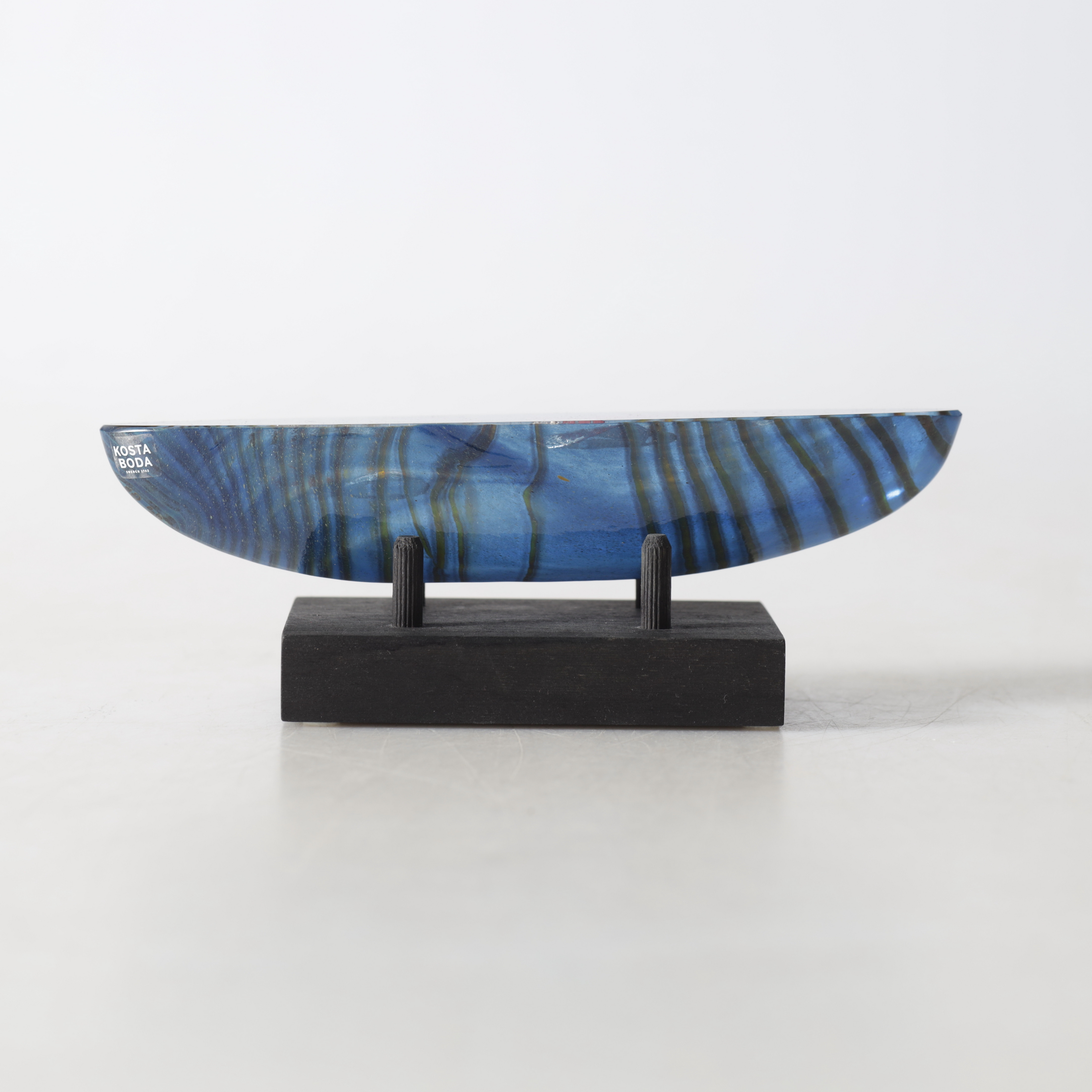 BERTIL VALIEN. Skulptur, på träsockel, glas, Kosta Boda, signerad.