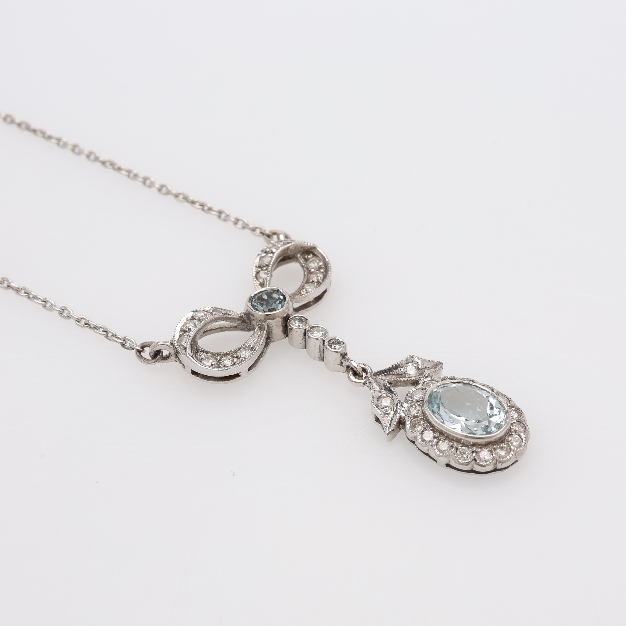 HALSKEDJA MED HÄNGE, 18K VITGULD, AQUAMARIN & BRILJANTER.