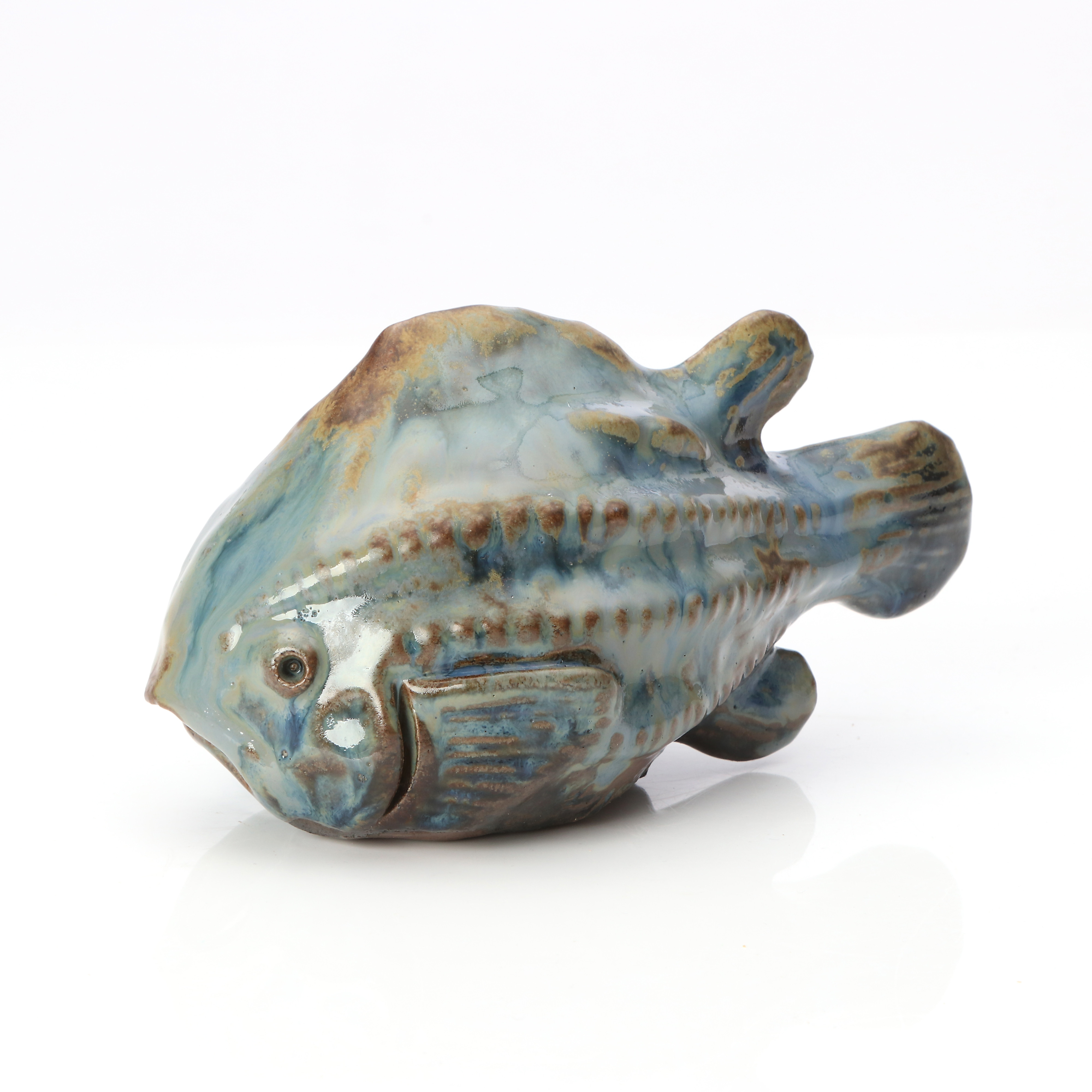 ERIK ENGQVIST. FIGURIN. Glaserat stengods. Fisk. Otydligt signerad.