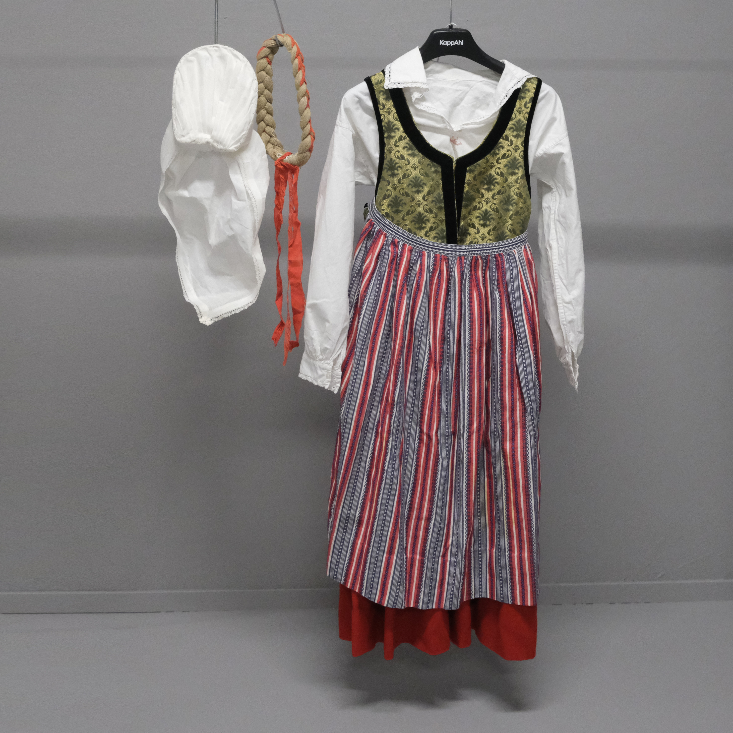 FOLKDRÄKT FÖR KVINNA, RÖNNEBERGA HÄRAD, CHARLOTTE WEIBULL.