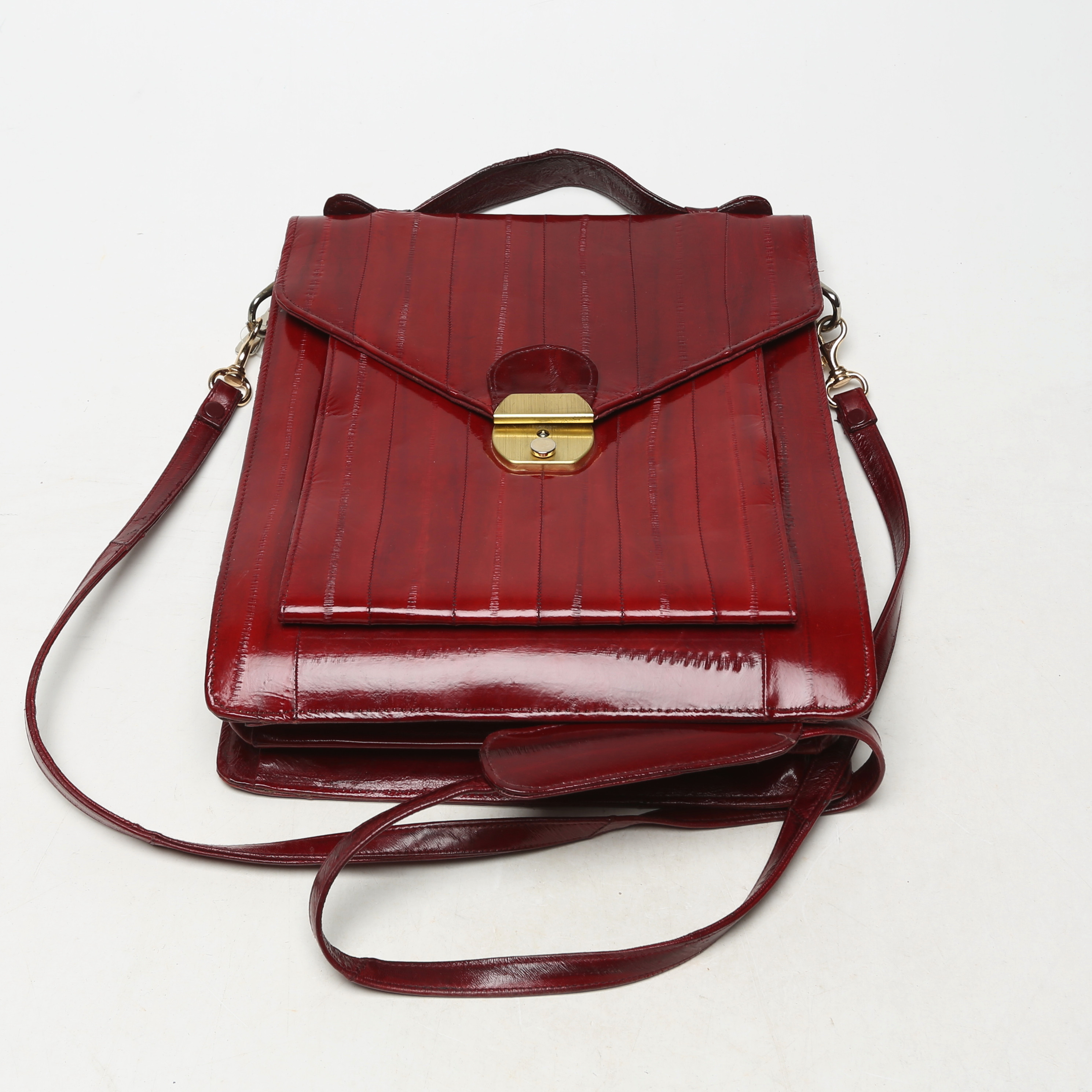 VÄSKA, ålskinn, Korea, med pormonä och läppstiftsfodral.