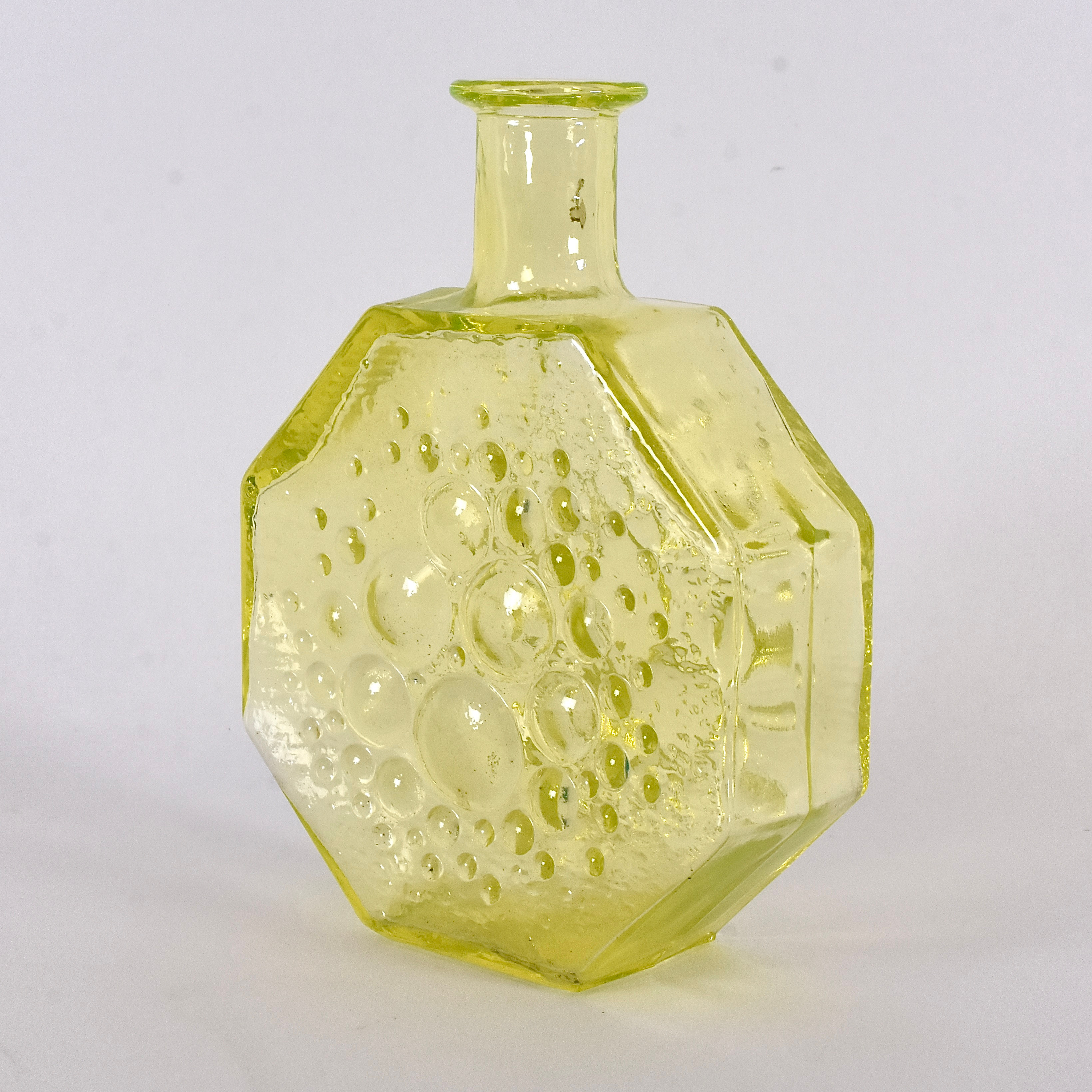 NANNY STILL. Flaska, uranglas, "Stella Polaris", Riihimäen Lasi, 1900-tal.