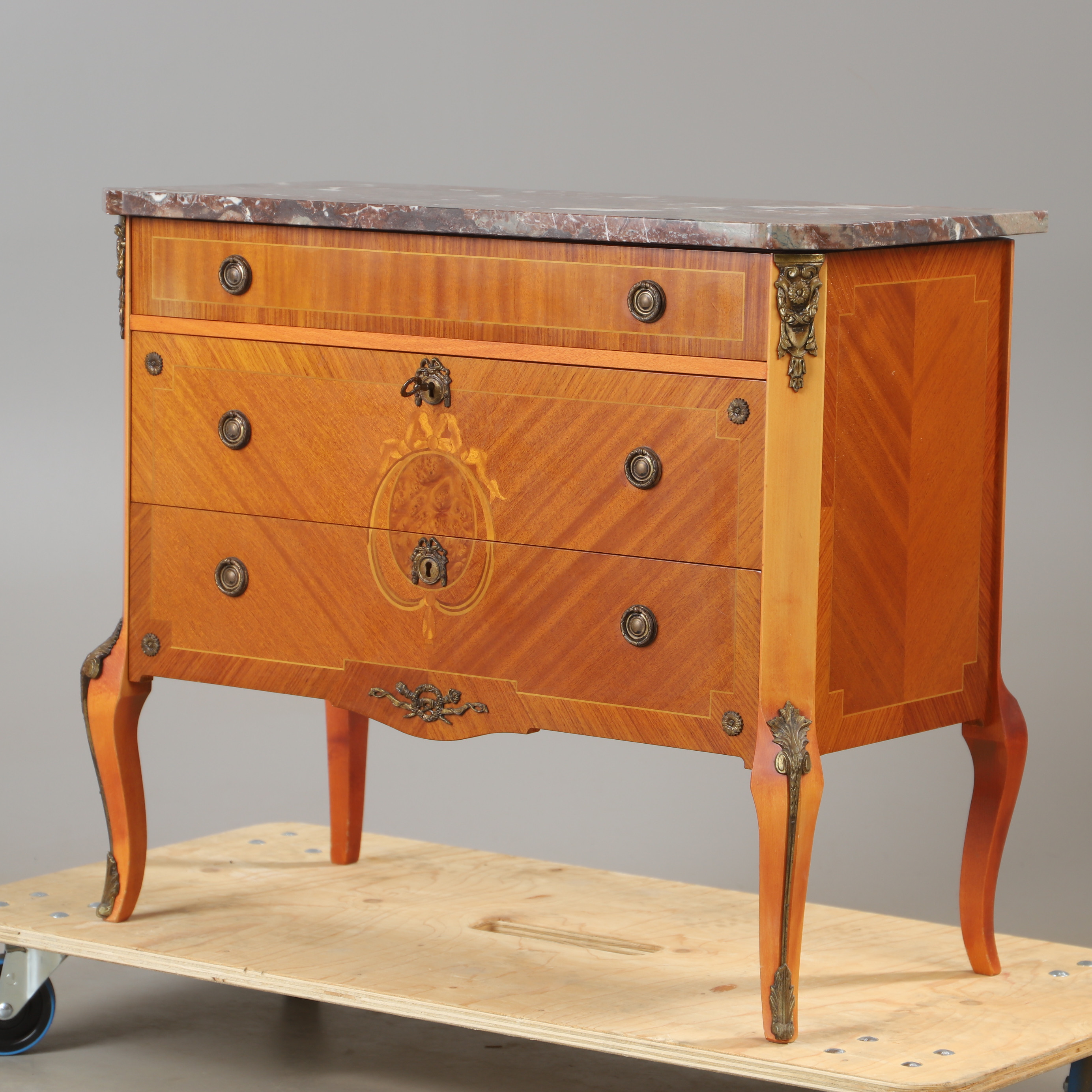 BYRÅ, 3-lådig, mahogny med stenskiva, gustaviansk stil.